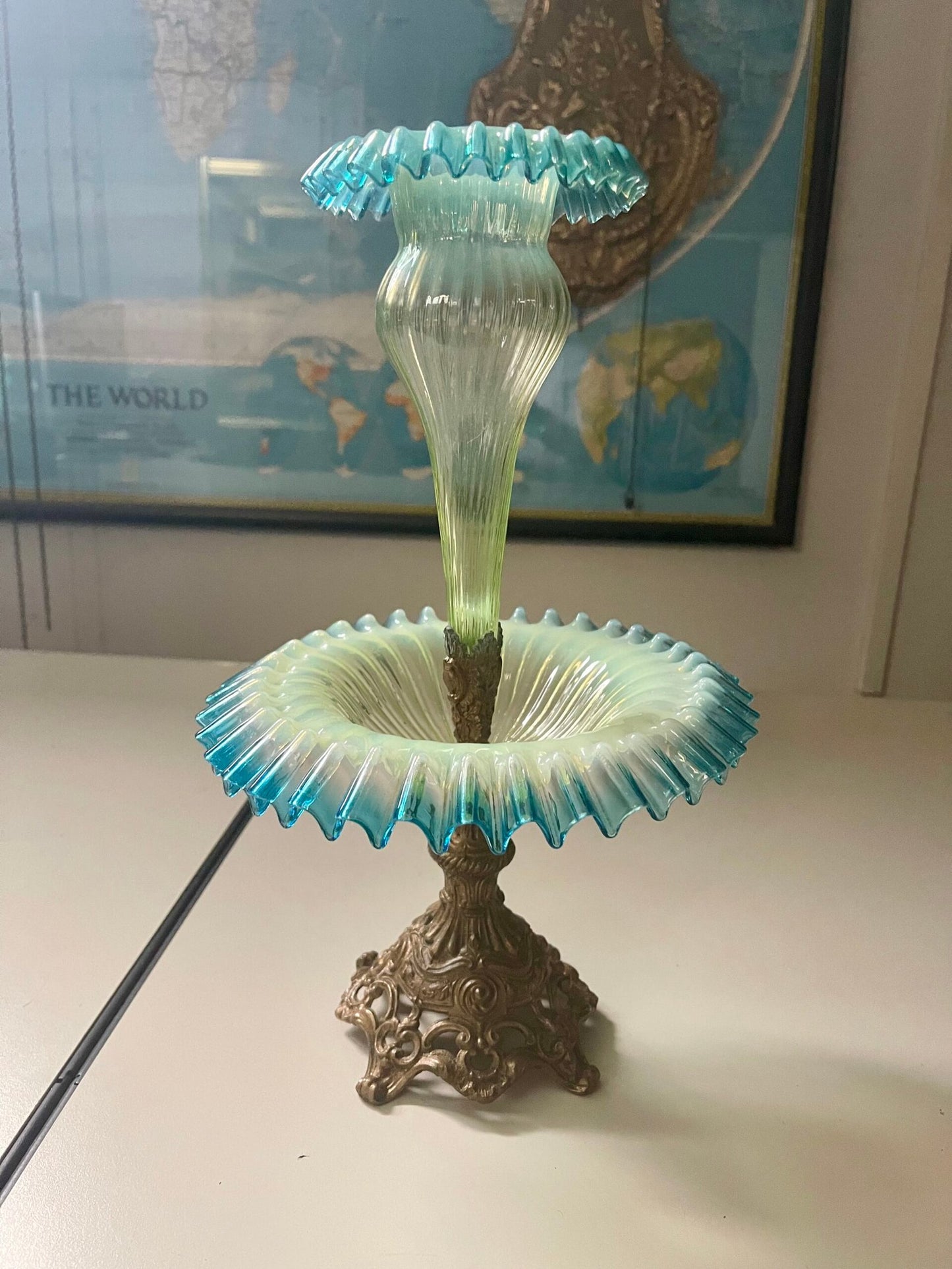 Affascinante Epergne in Vetro Opalescente su Base Ornata