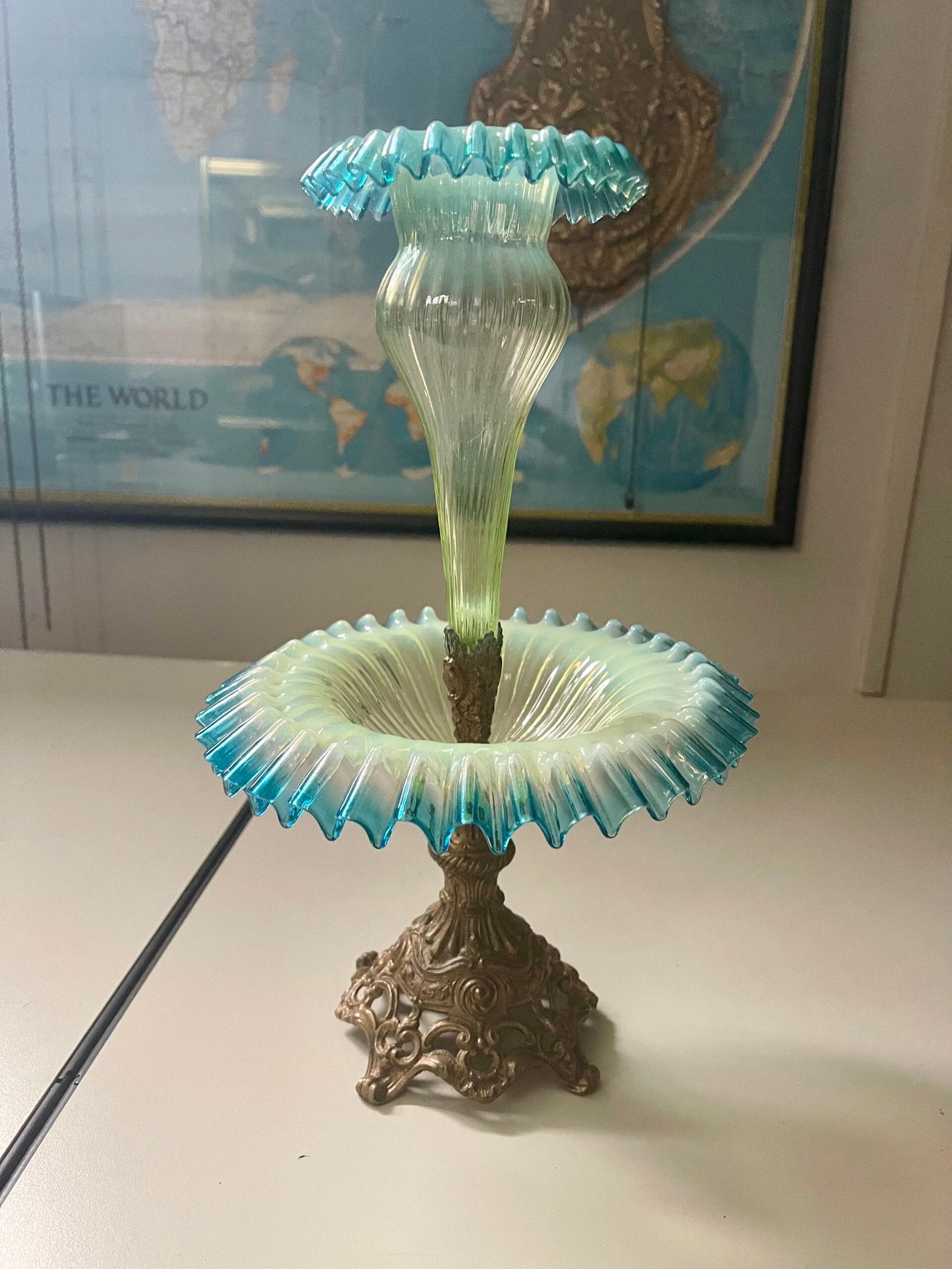 Affascinante Epergne in Vetro Opalescente su Base Ornata