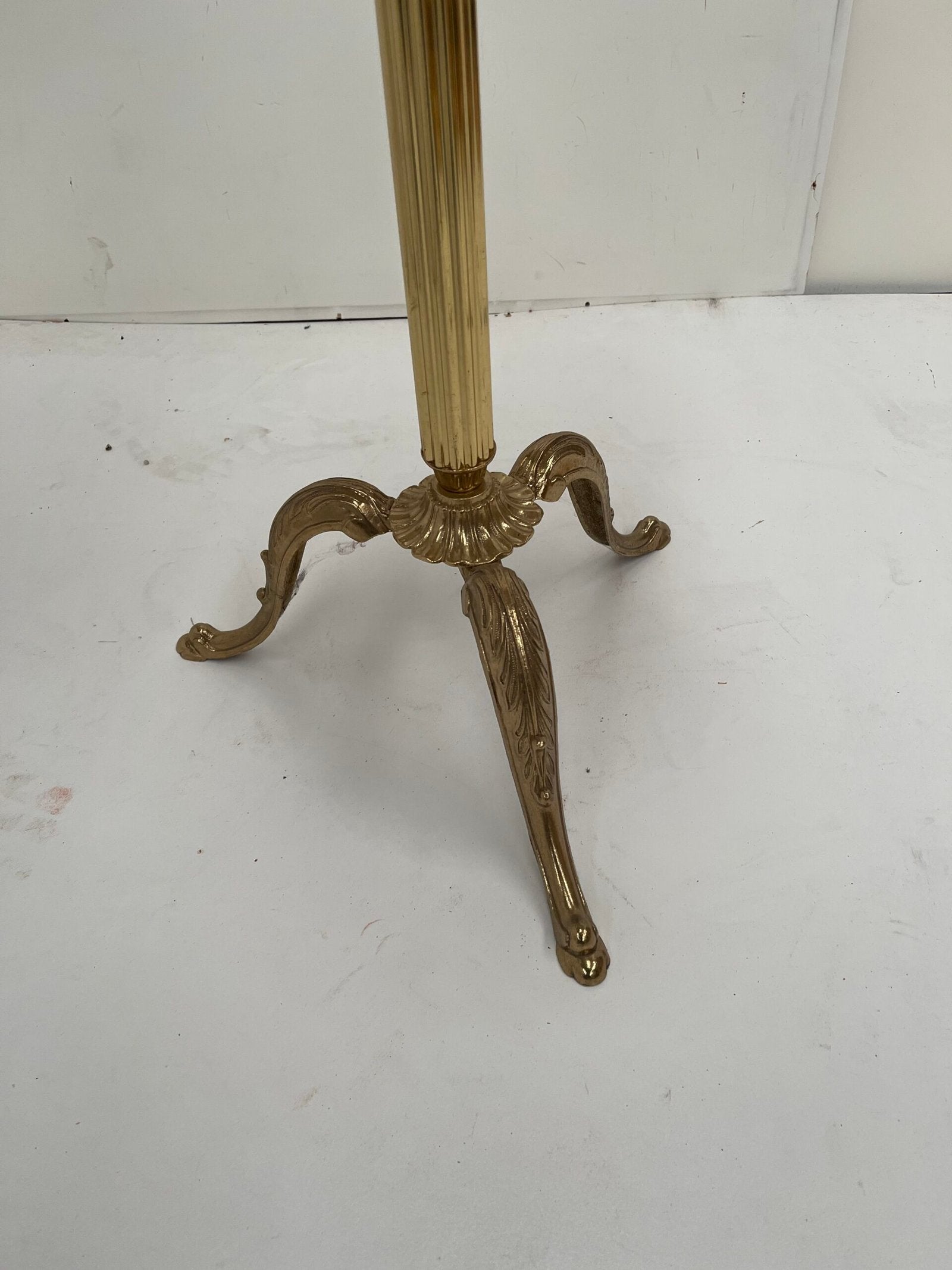 Tavolino rotondo con piano in marmo e base in ottone