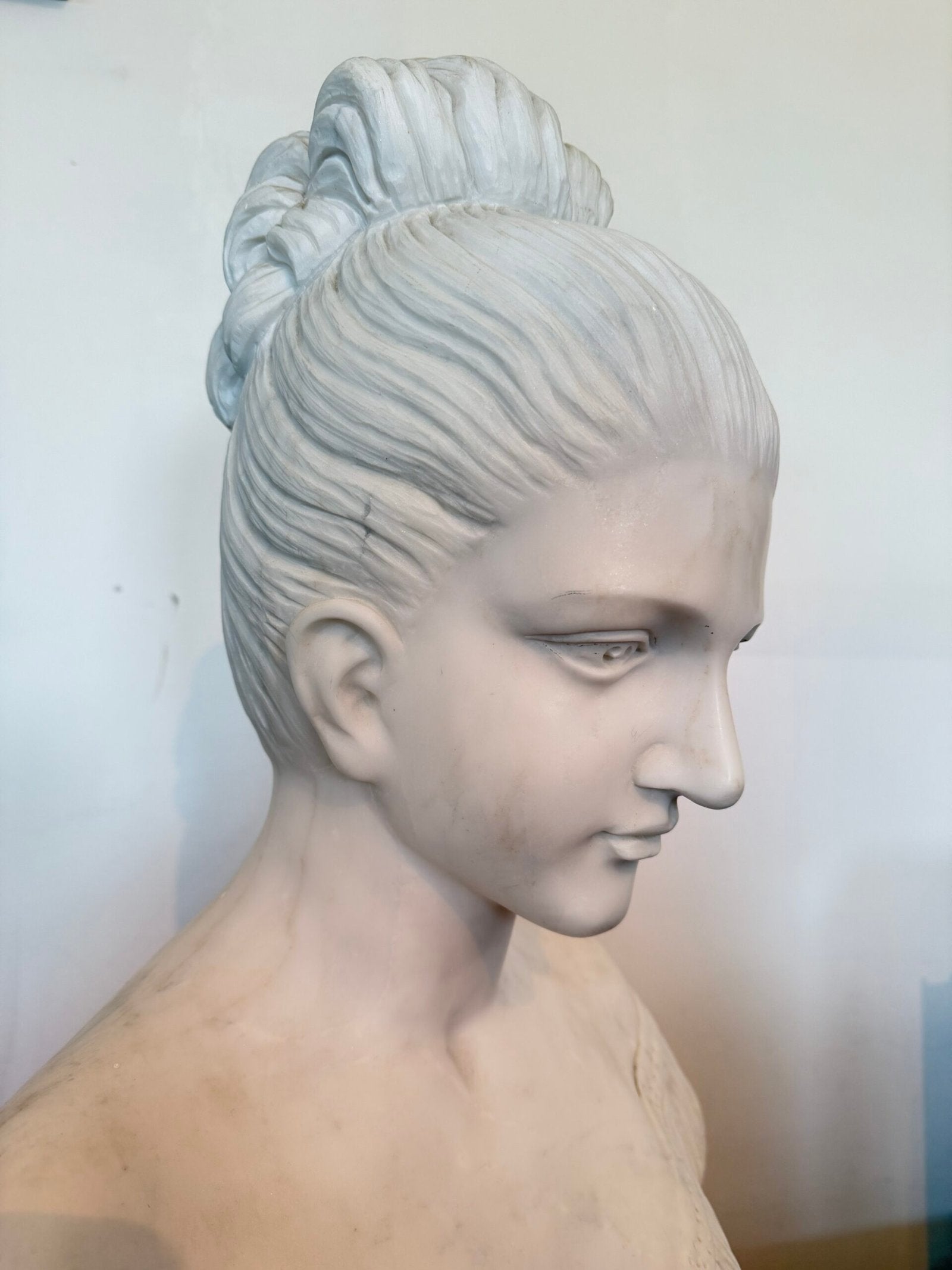 Busto Scultoreo in Marmo – Donna in Stile Neoclassico