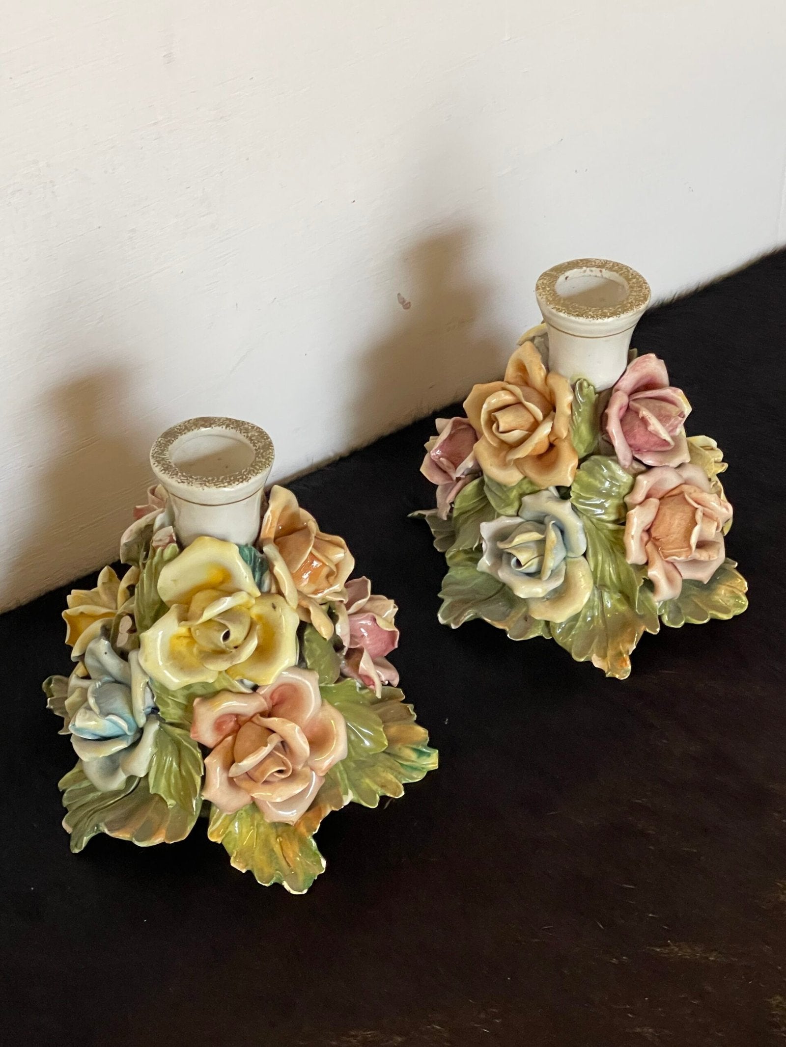 Coppia di Candelieri Vintage in Porcellana con Rose – Bassano