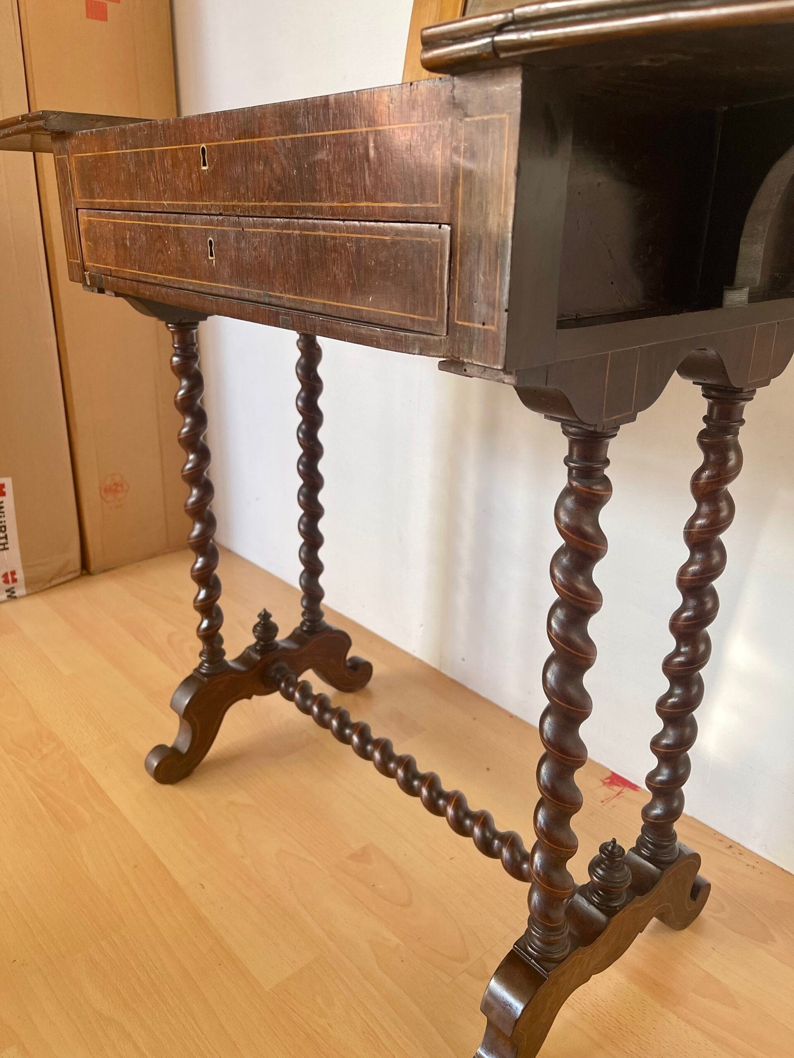 Tavolino scrittoio con gambe tornite a rocchetto