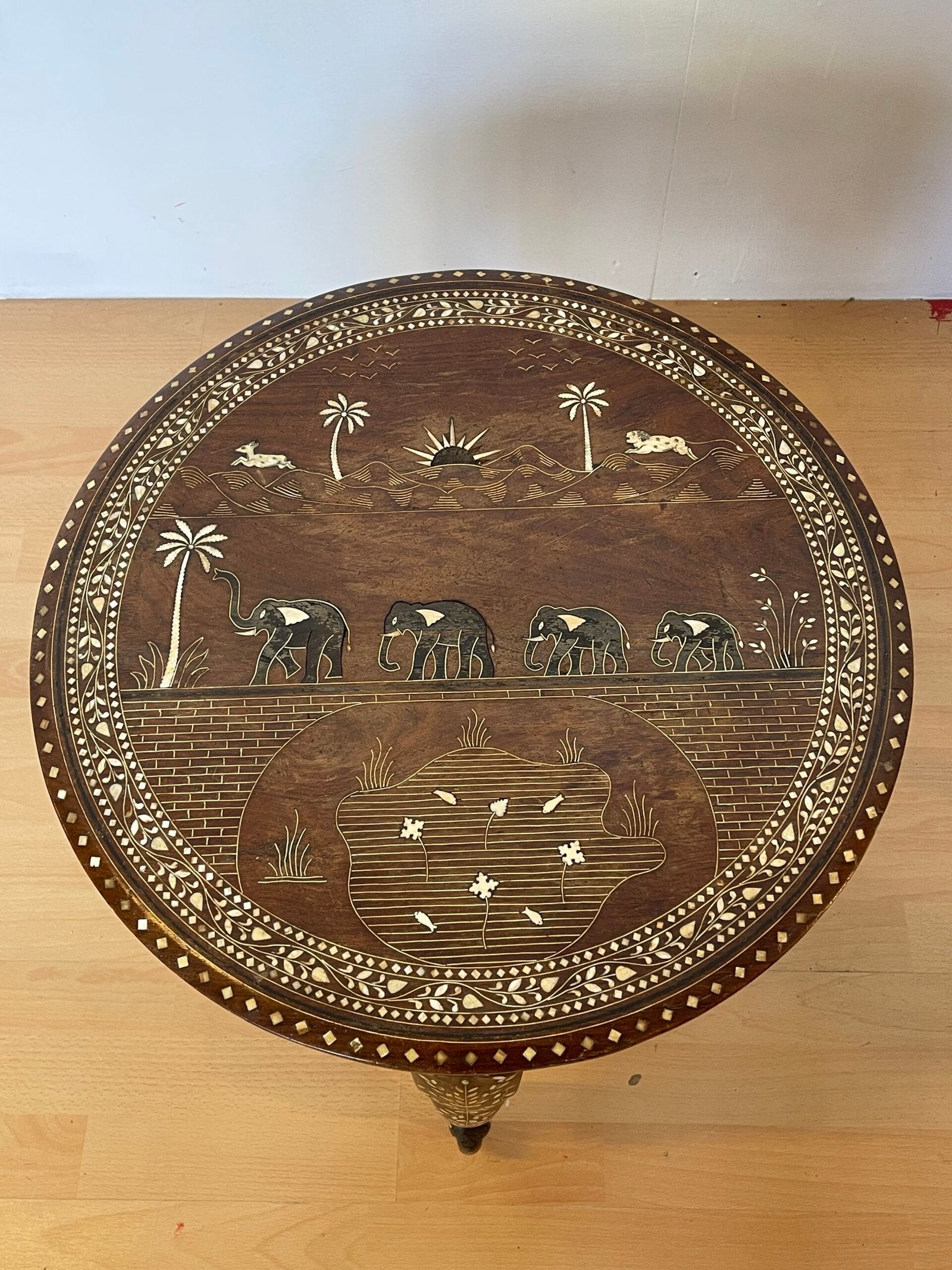 Tavolino Indiano Intarsiato in Legno con Motivi Elefanti e Paesaggio