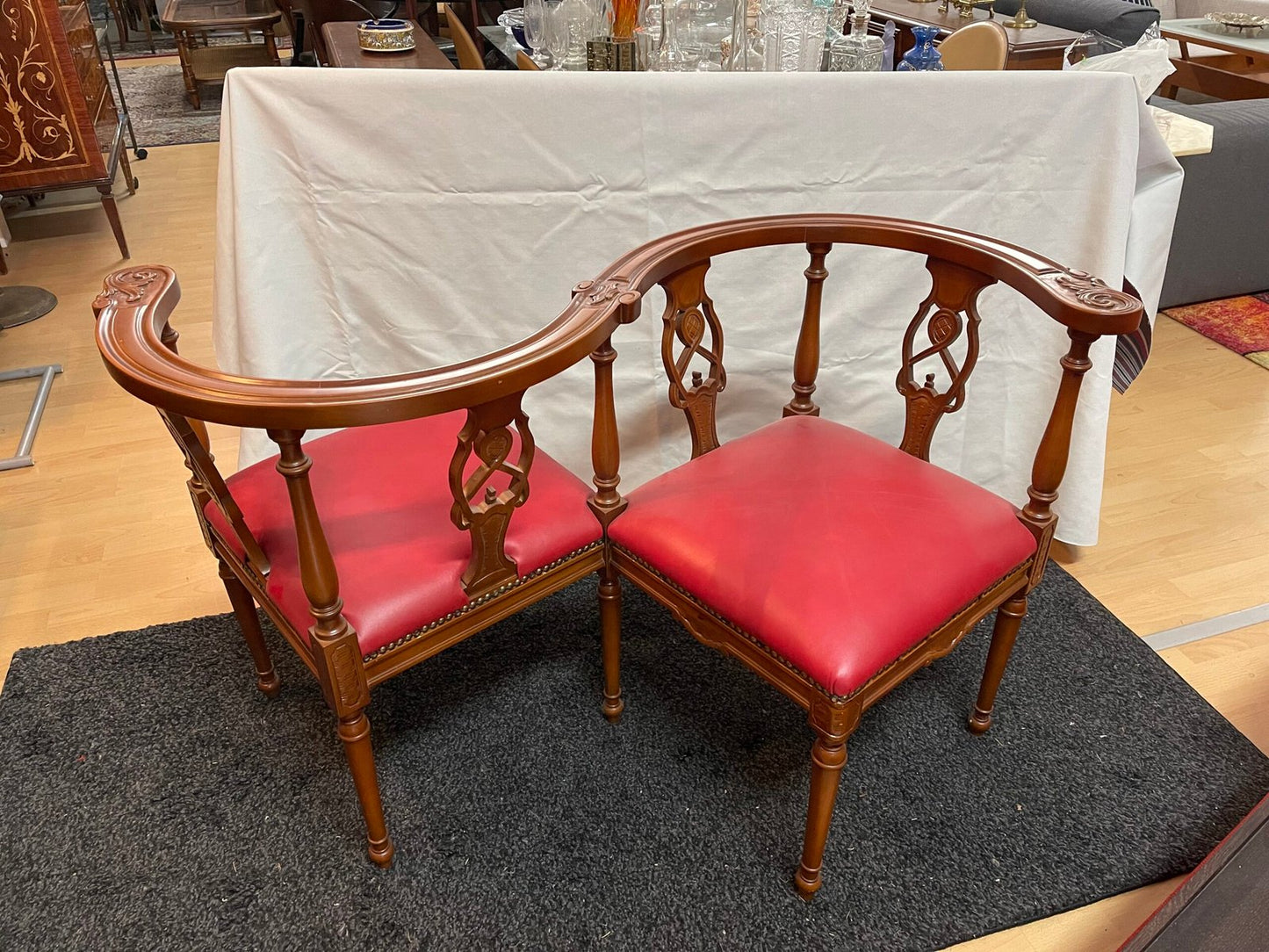 “Sedia da conversazione” d’epoca – legno lavorato e pelle rossa