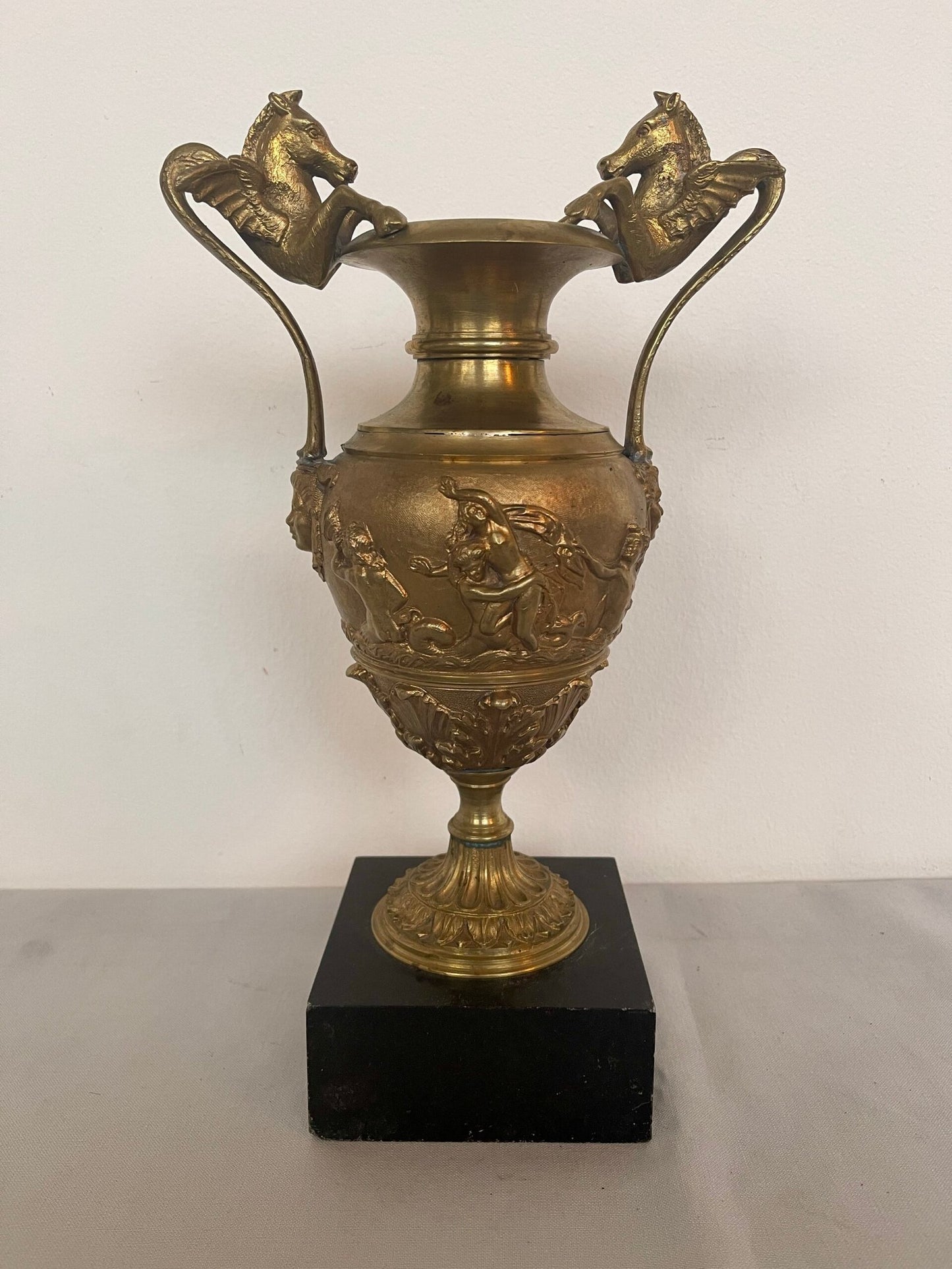 Vaso Antico in Bronzo con Decorazioni Classiche su Base in Marmo
