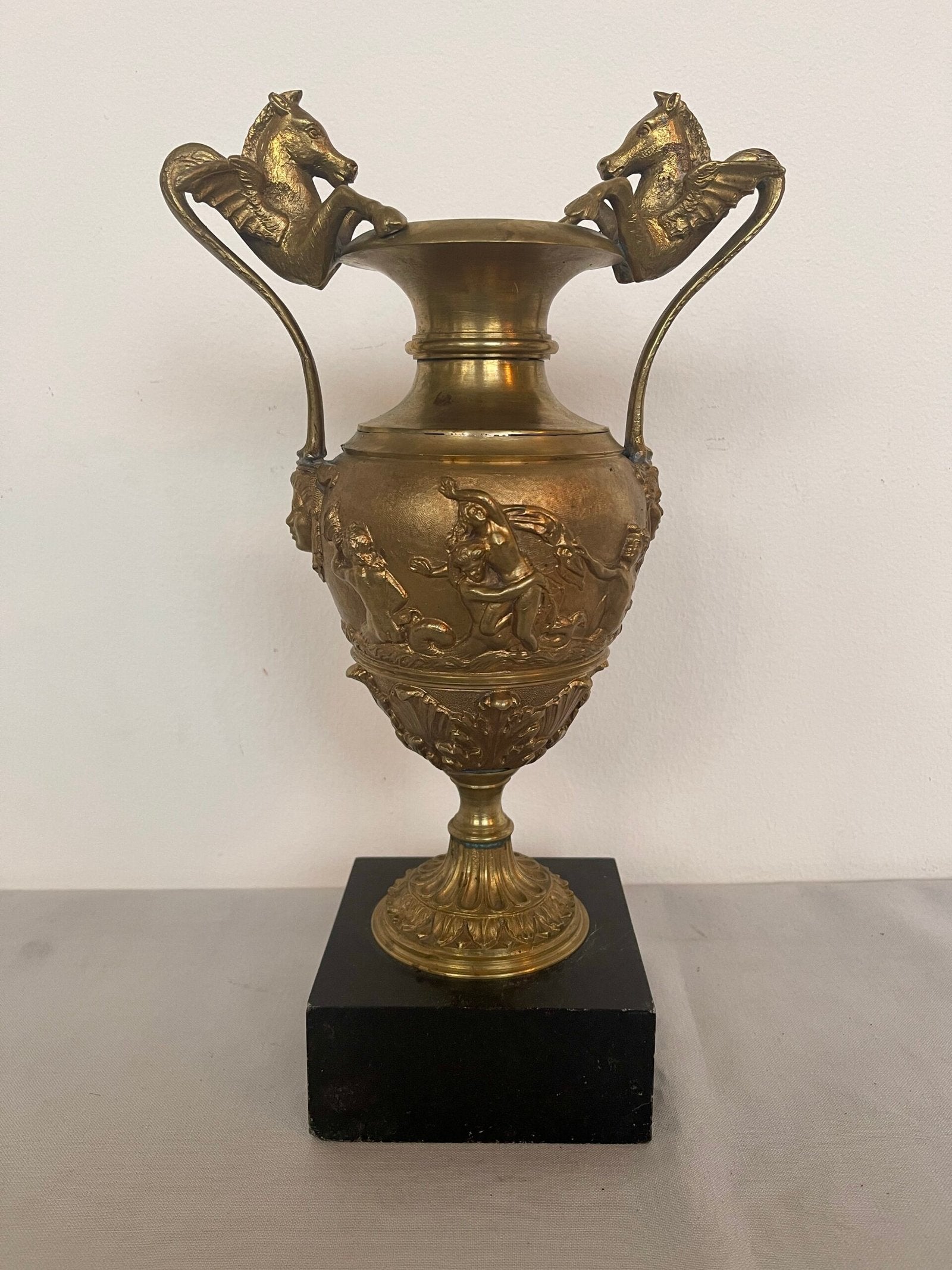 Vaso Antico in Bronzo con Decorazioni Classiche su Base in Marmo