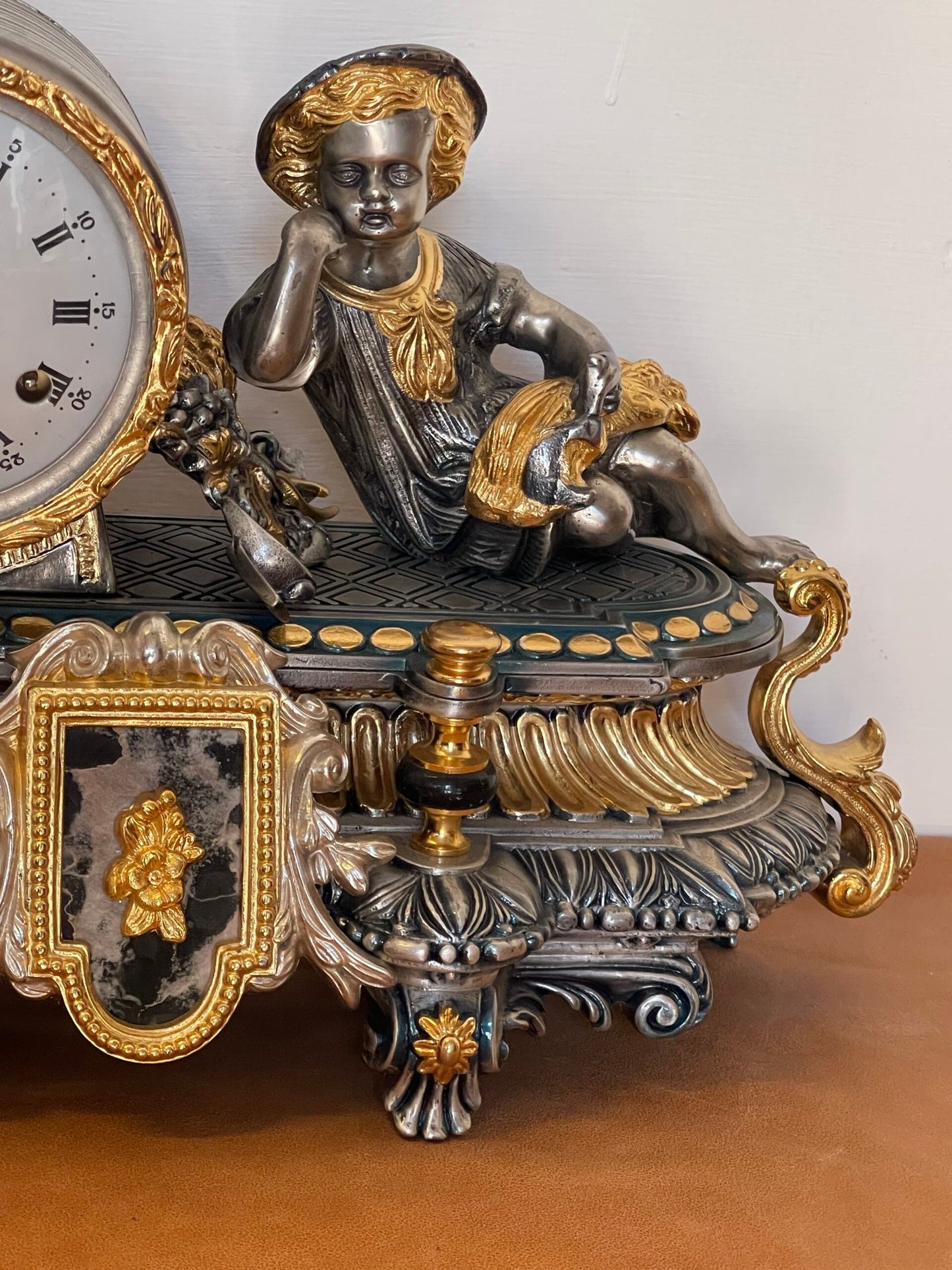 Orologio da Caminetto Francese d'Epoca con Figurina a Ormolu