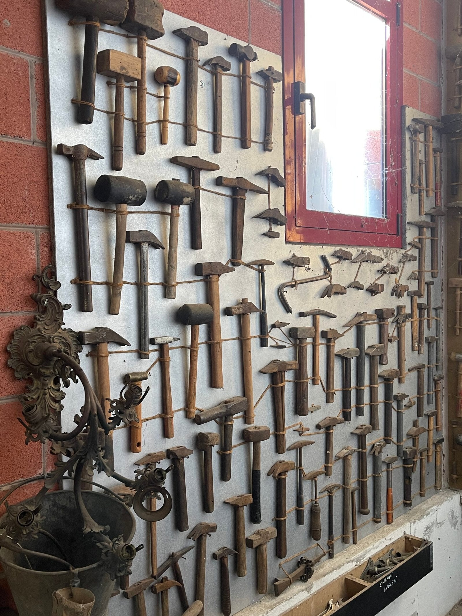 Collezione Museale di Martelli Antichi e Utensili da Falegname, Display da Muro