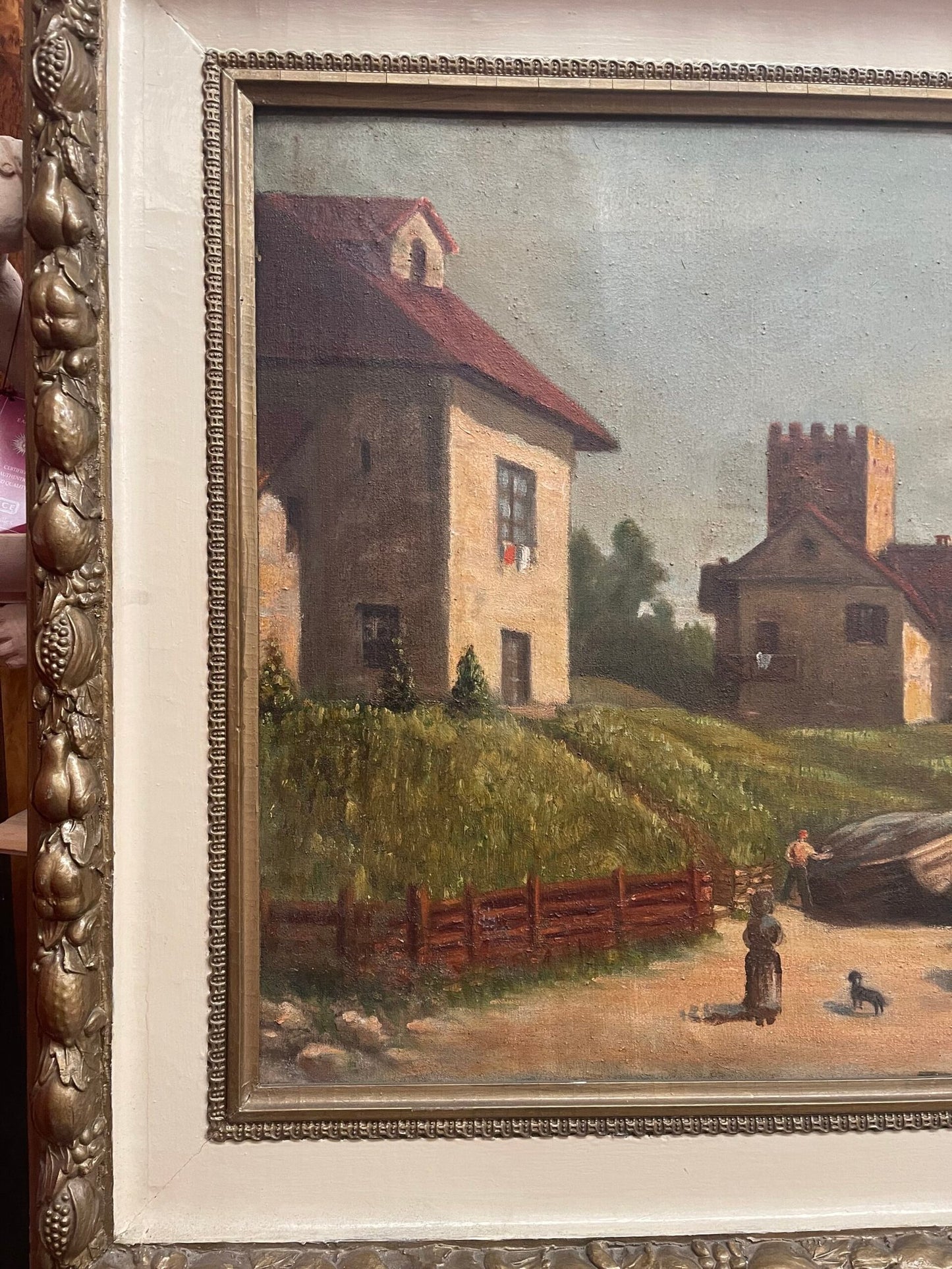 Dipinto a Olio – Paesaggio Lacustre con Borgo e Barca a Vela