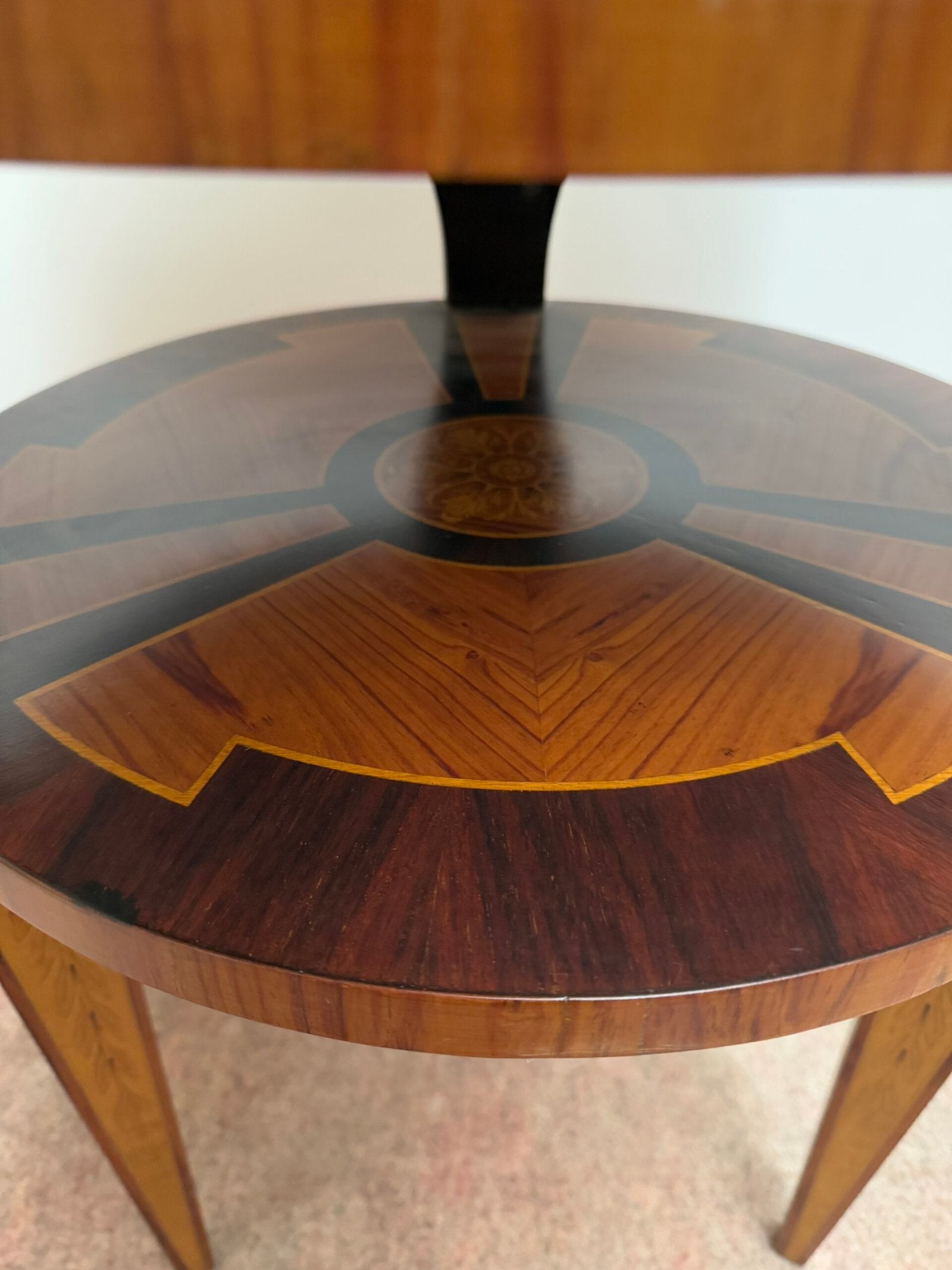 Tavolino rotondo in stile classico con intarsi floreali – Eleganza Senza Tempo