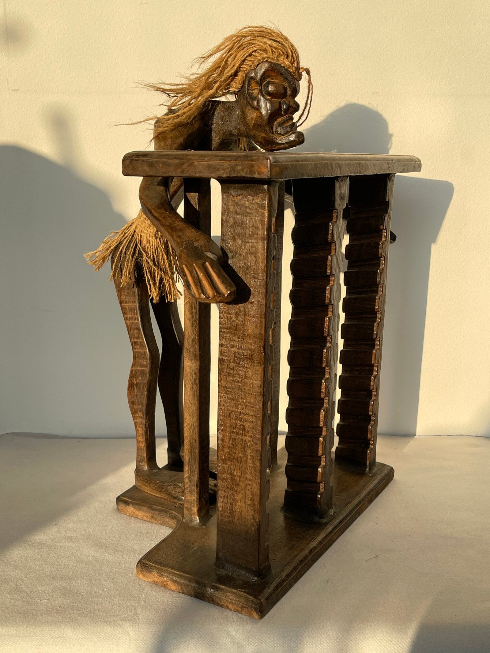 Portaombrelli Africano Intagliato con Figura Tribale