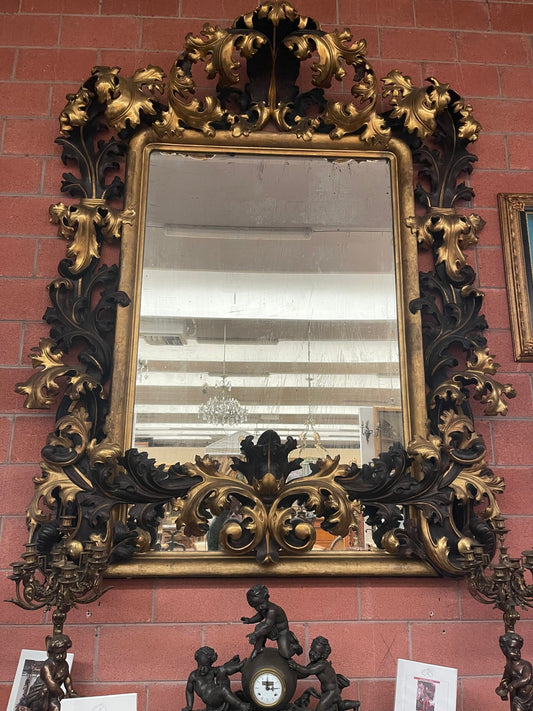 Specchiera barocca con decorazioni a foglia e candelabri