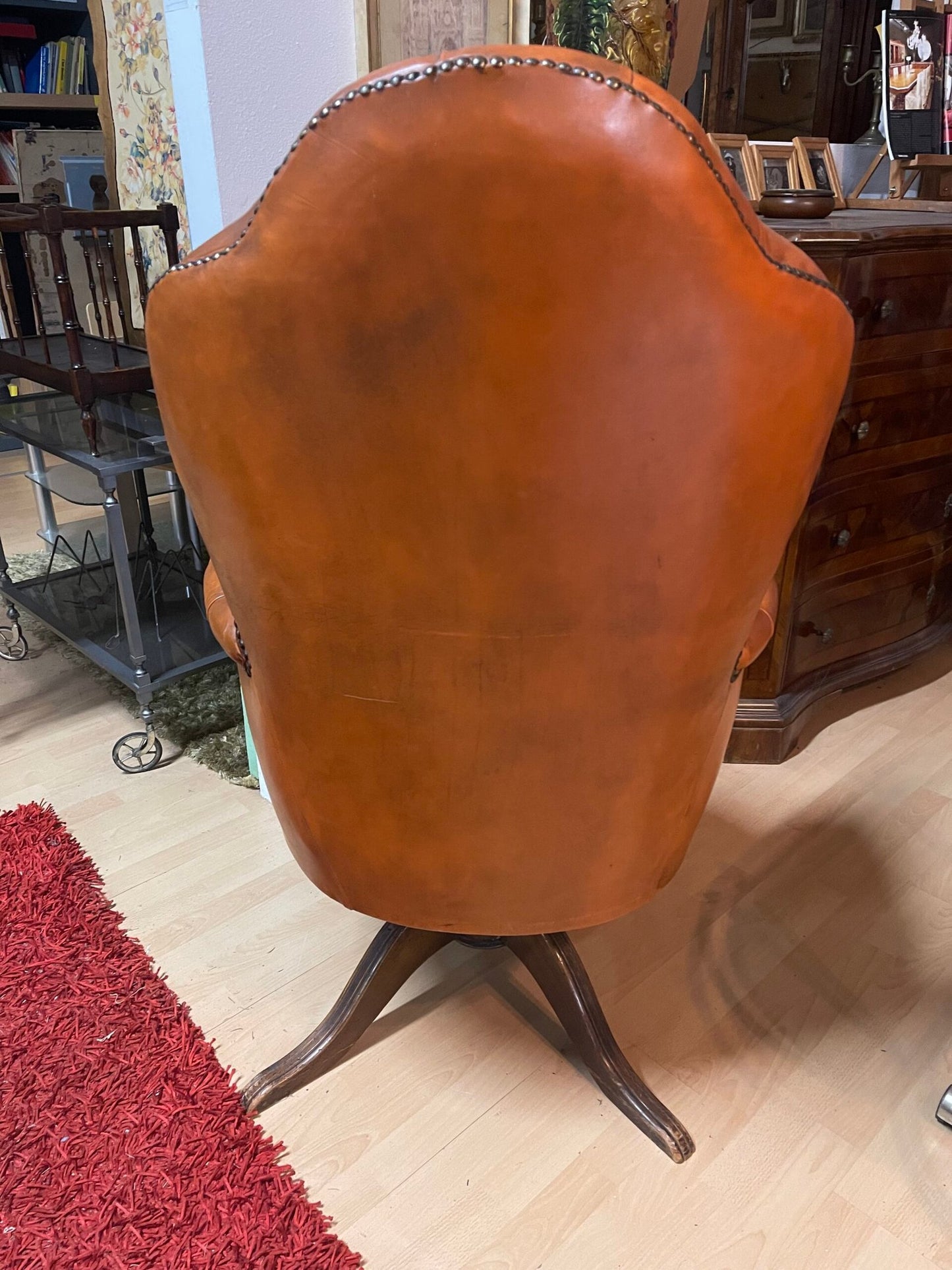 Poltrona Chesterfield in pelle con base girevole