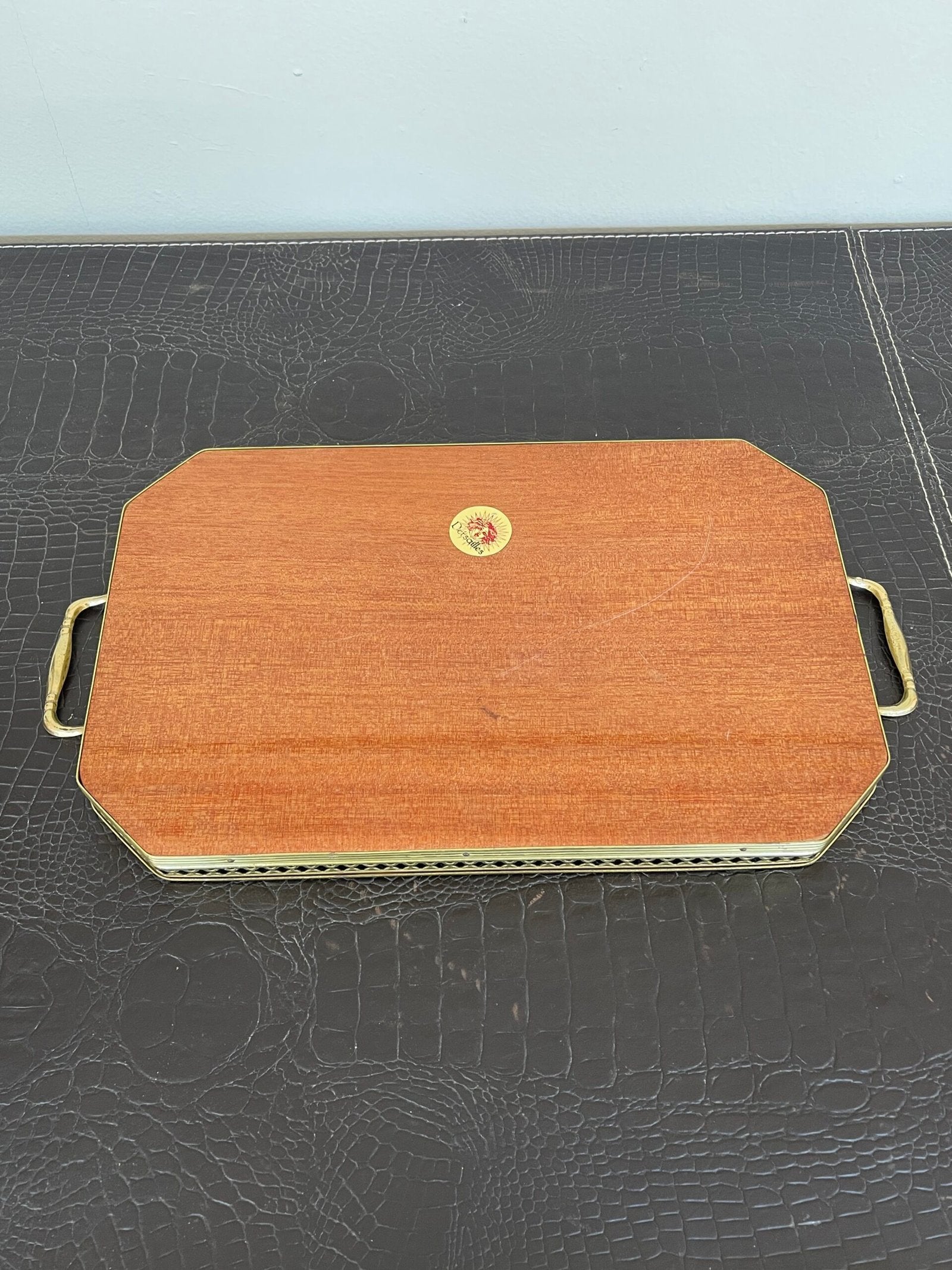 Vassoio in legno intarsiato è un autentico pezzo d'arte, perfetto per arricchire ogni ambiente con eleganza e raffinatezza.