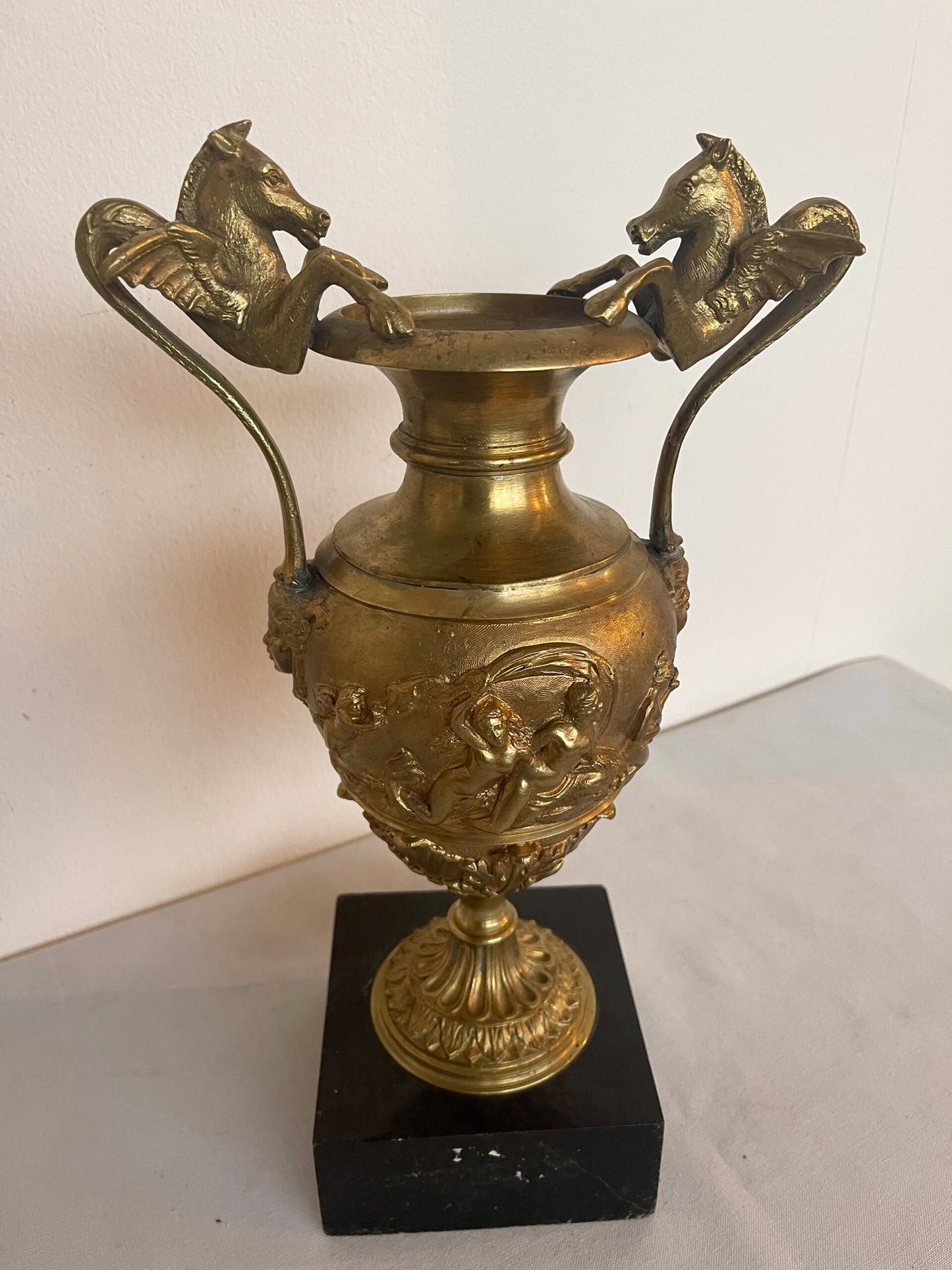 Vaso Antico in Bronzo con Decorazioni Classiche su Base in Marmo