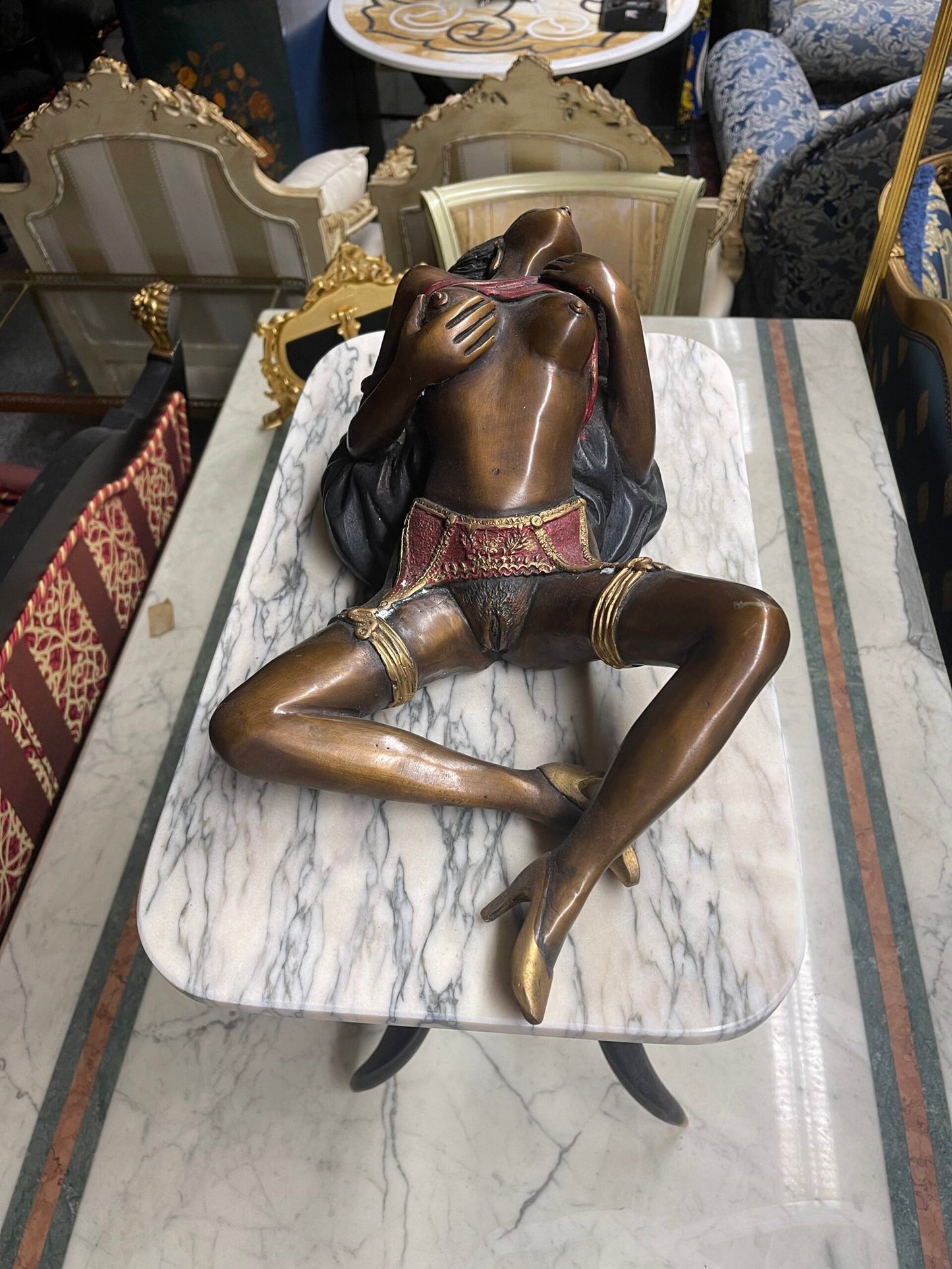 Scultura erotica in bronzo su base in marmo
