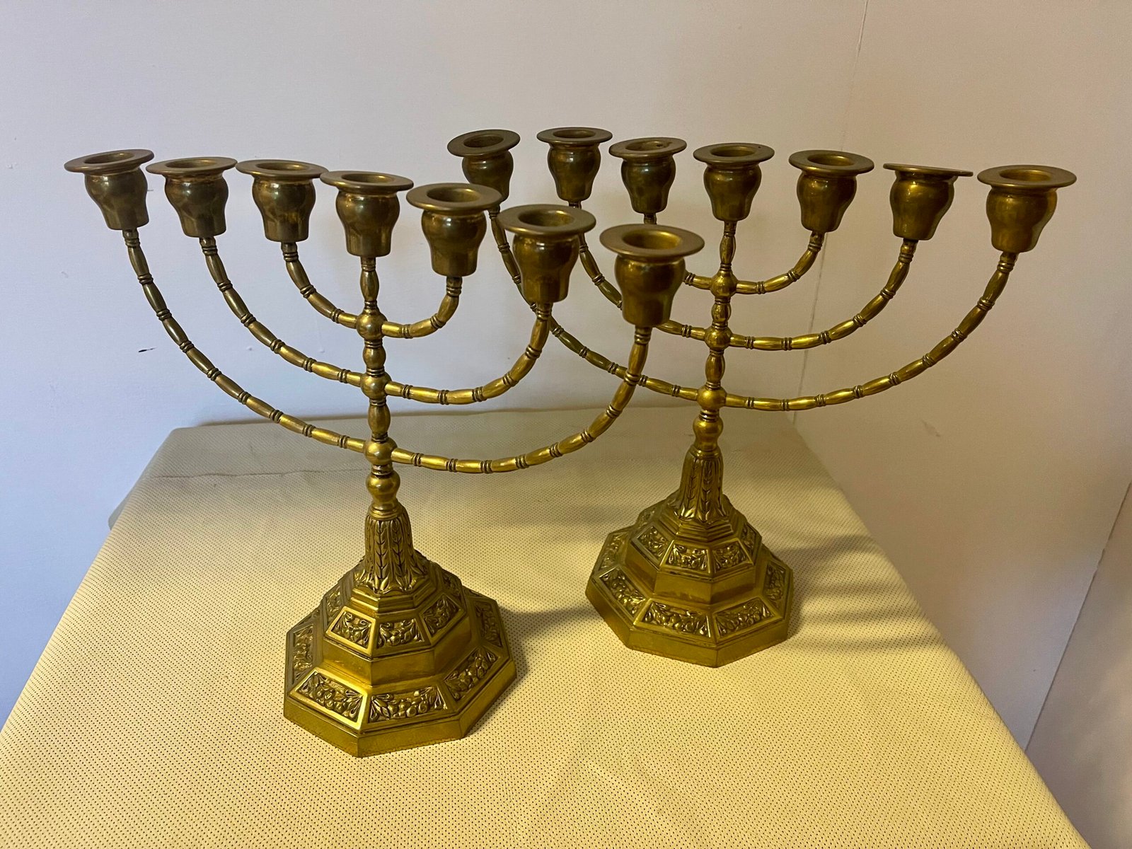 Coppia di candelabri a sette braccia in ottone