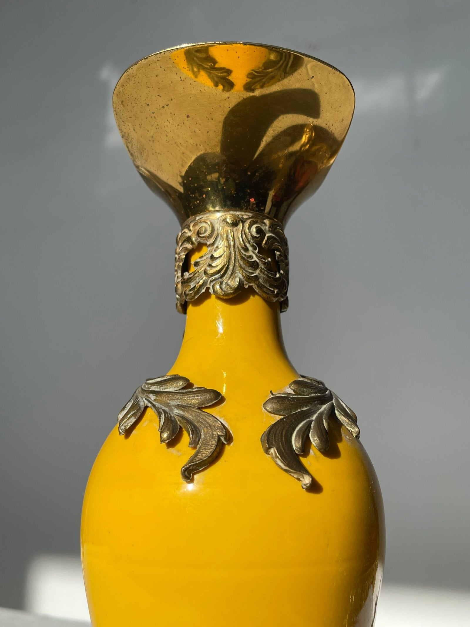 Brocca Decorativa in Ceramica Gialla con Applicazioni in Metallo –