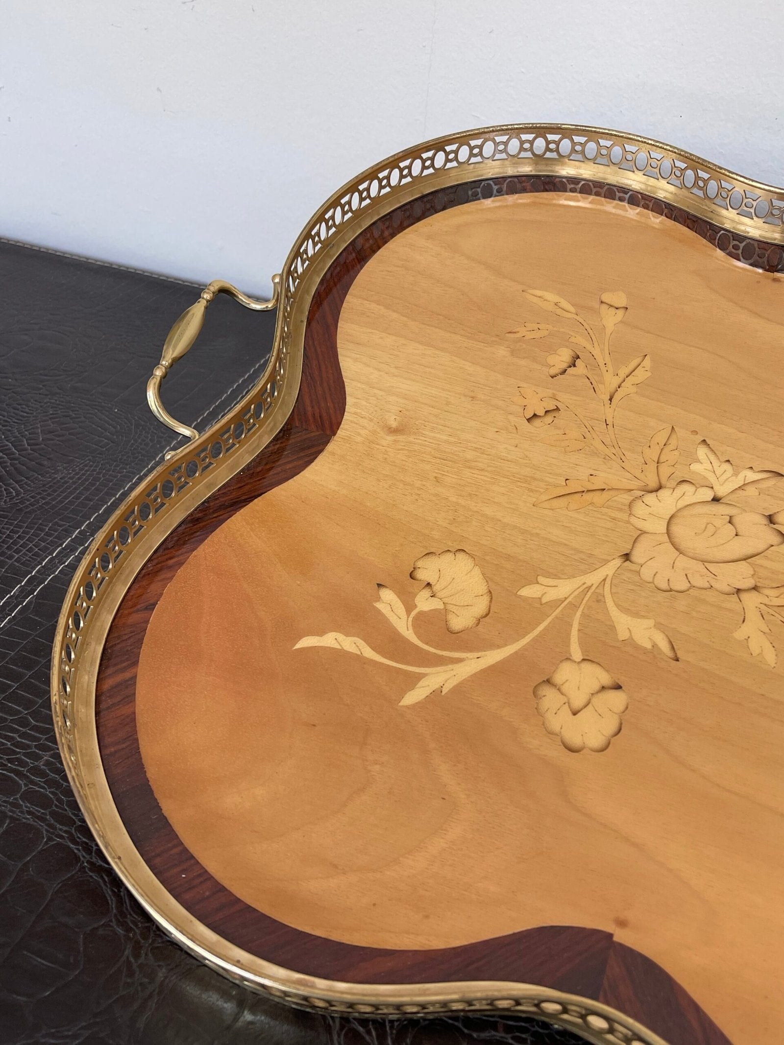 Vassoio in legno intarsiato, dal design elegante e raffinato, è un autentico capolavoro artigianale.