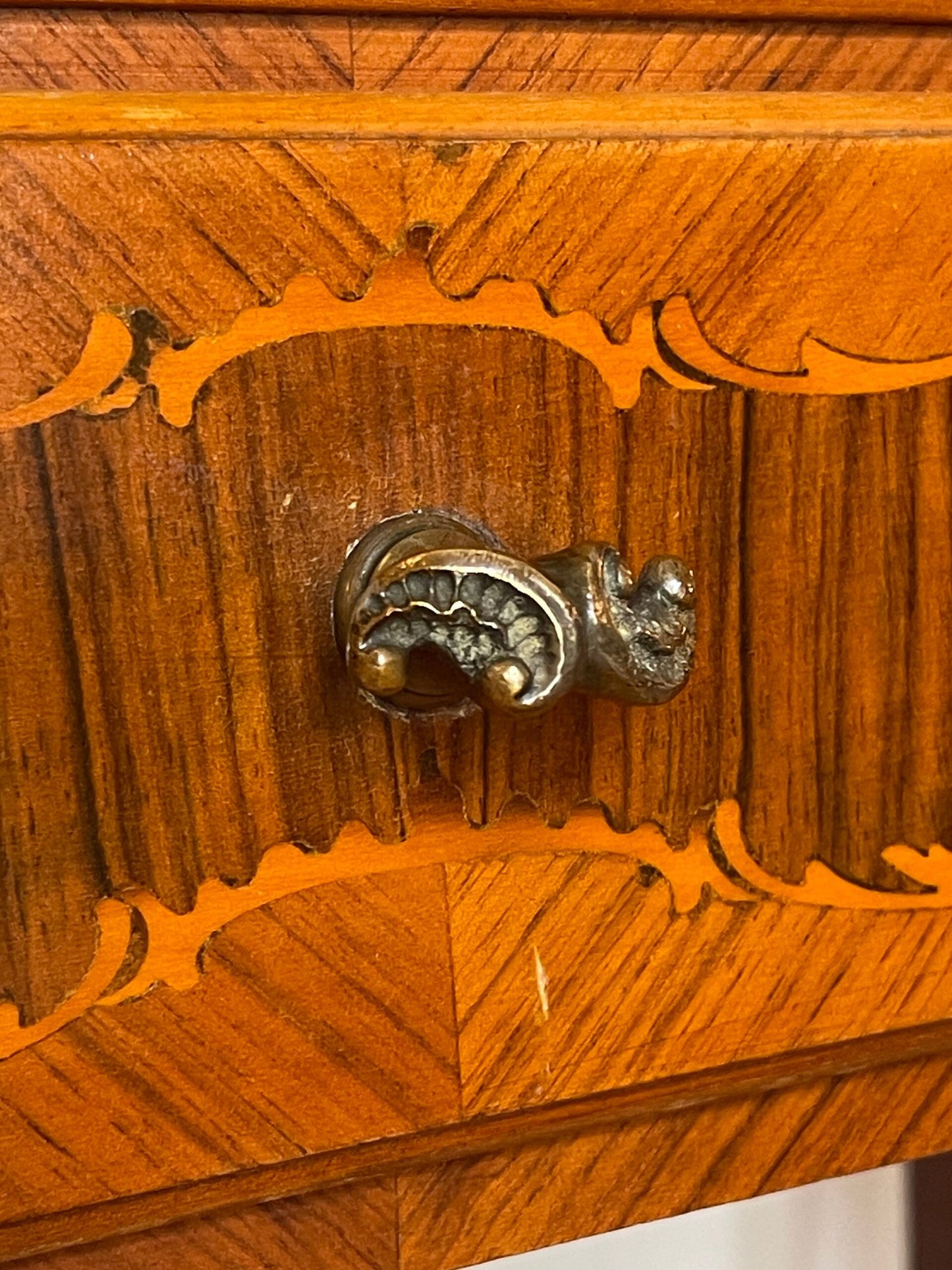 Toeletta vintage con tre specchi e sgabello imbottito