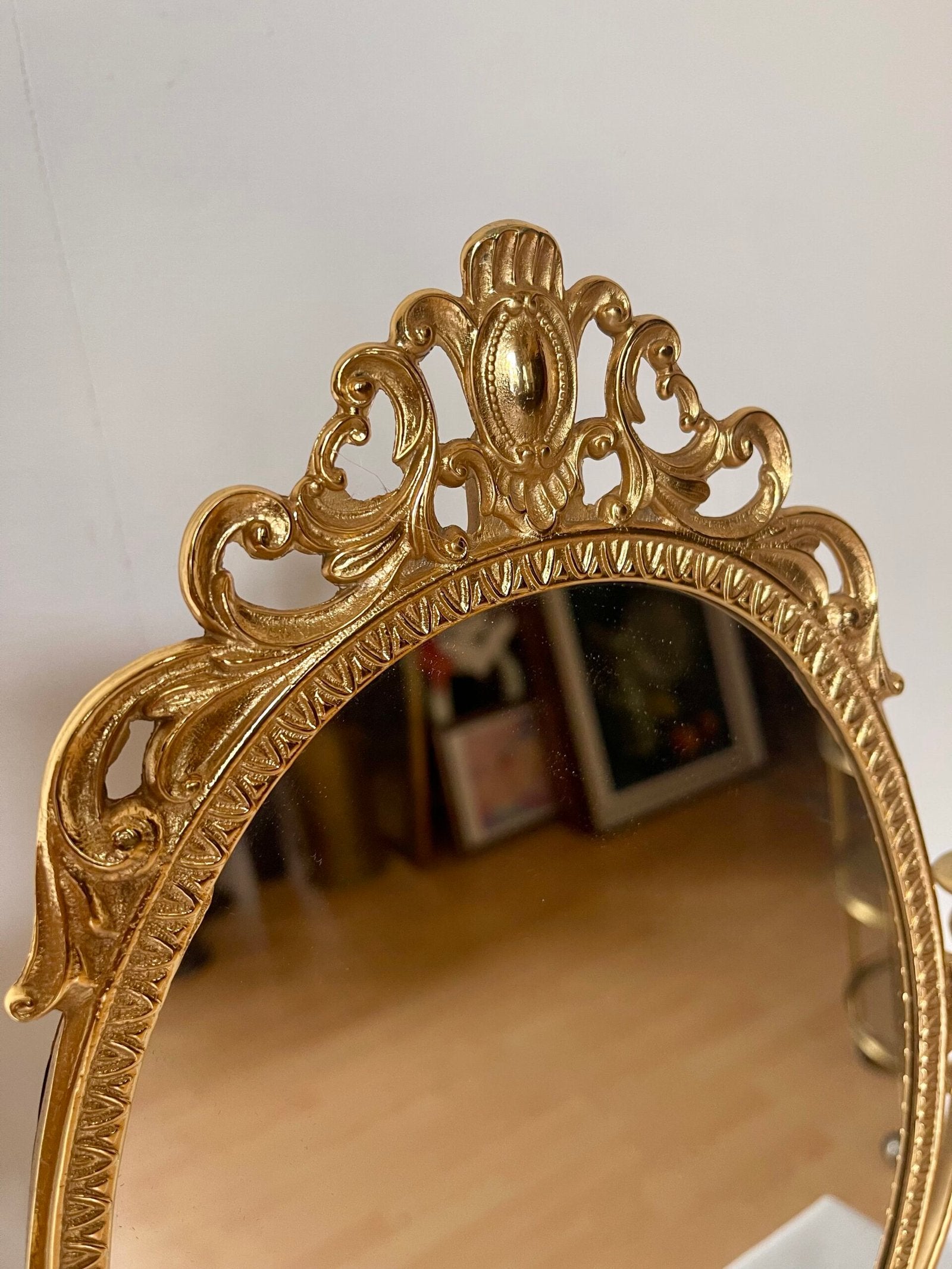 Specchio da tavolo con cornice in ottone lavorato