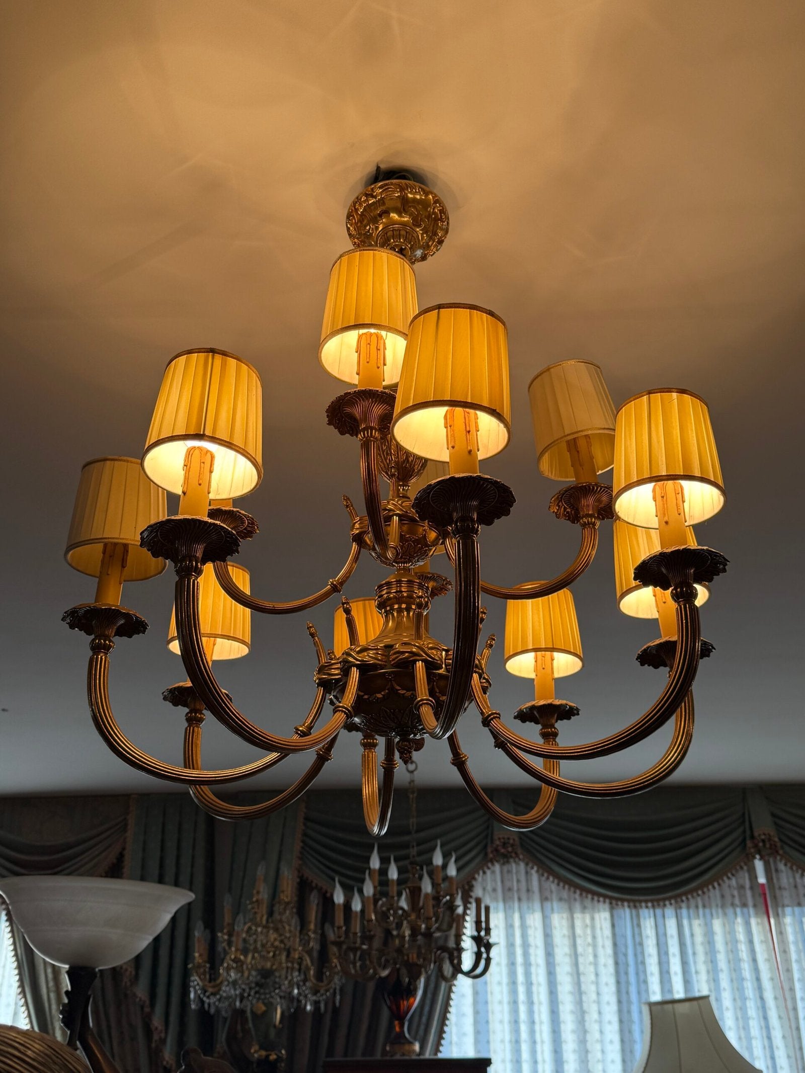 Sontuoso lampadario italiano a soffitto in stile classico