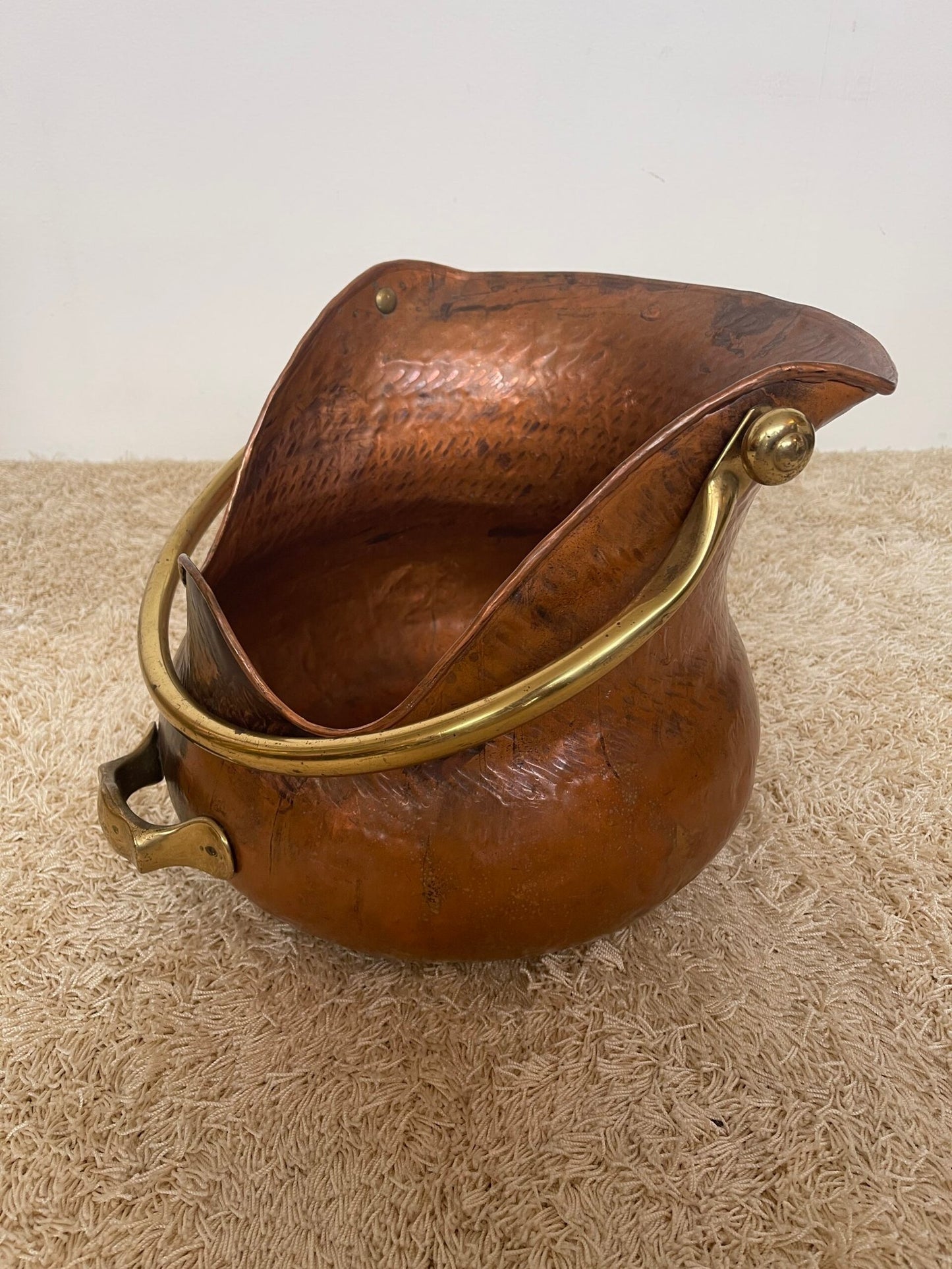 Antico secchio porta carbone in rame martellato con manico in ottone – Stile rustico vintage