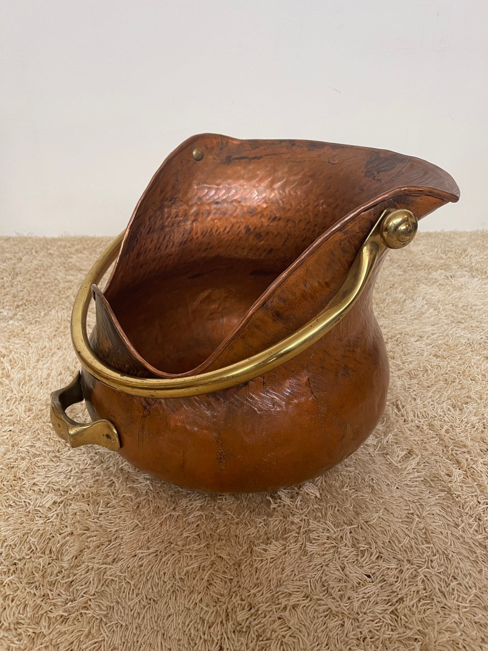 Antico secchio porta carbone in rame martellato con manico in ottone – Stile rustico vintage