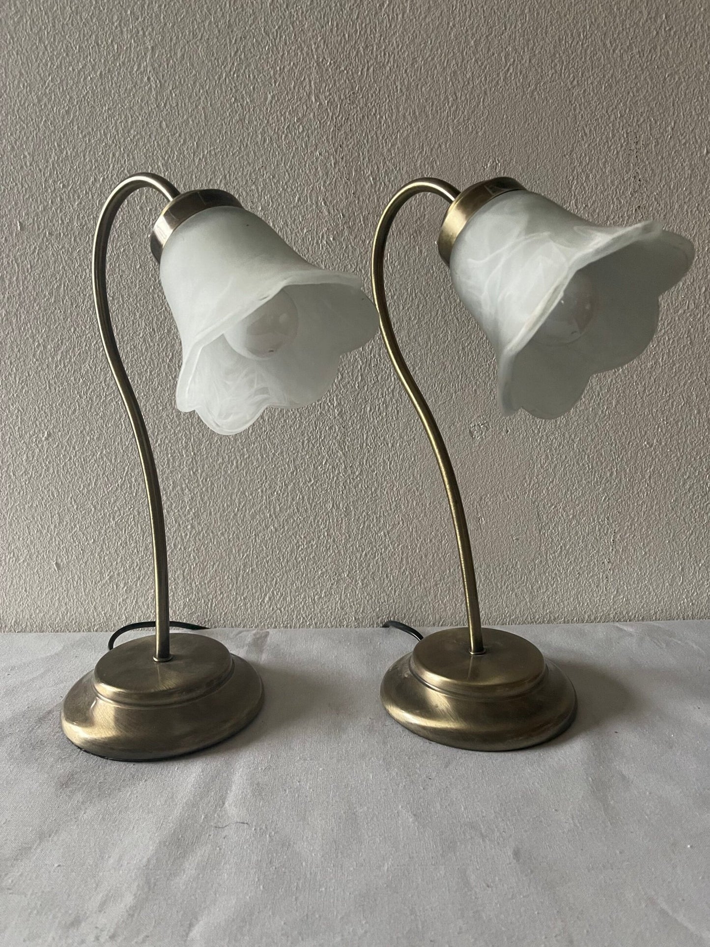 Coppia di lampade da tavolo vintage con base in Ottone e Vetro Opalescente