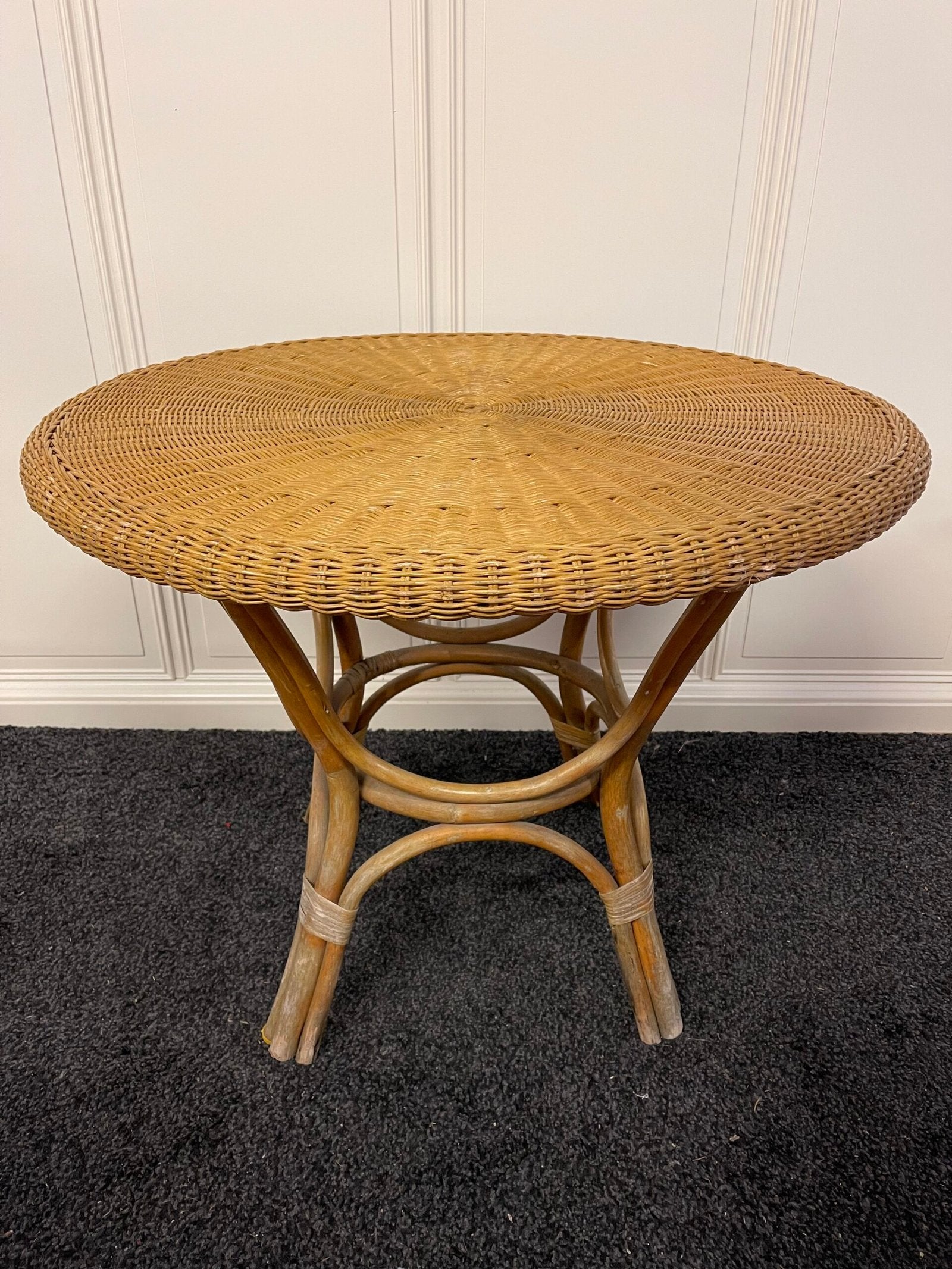 Tavolino in rattan intrecciato vintage