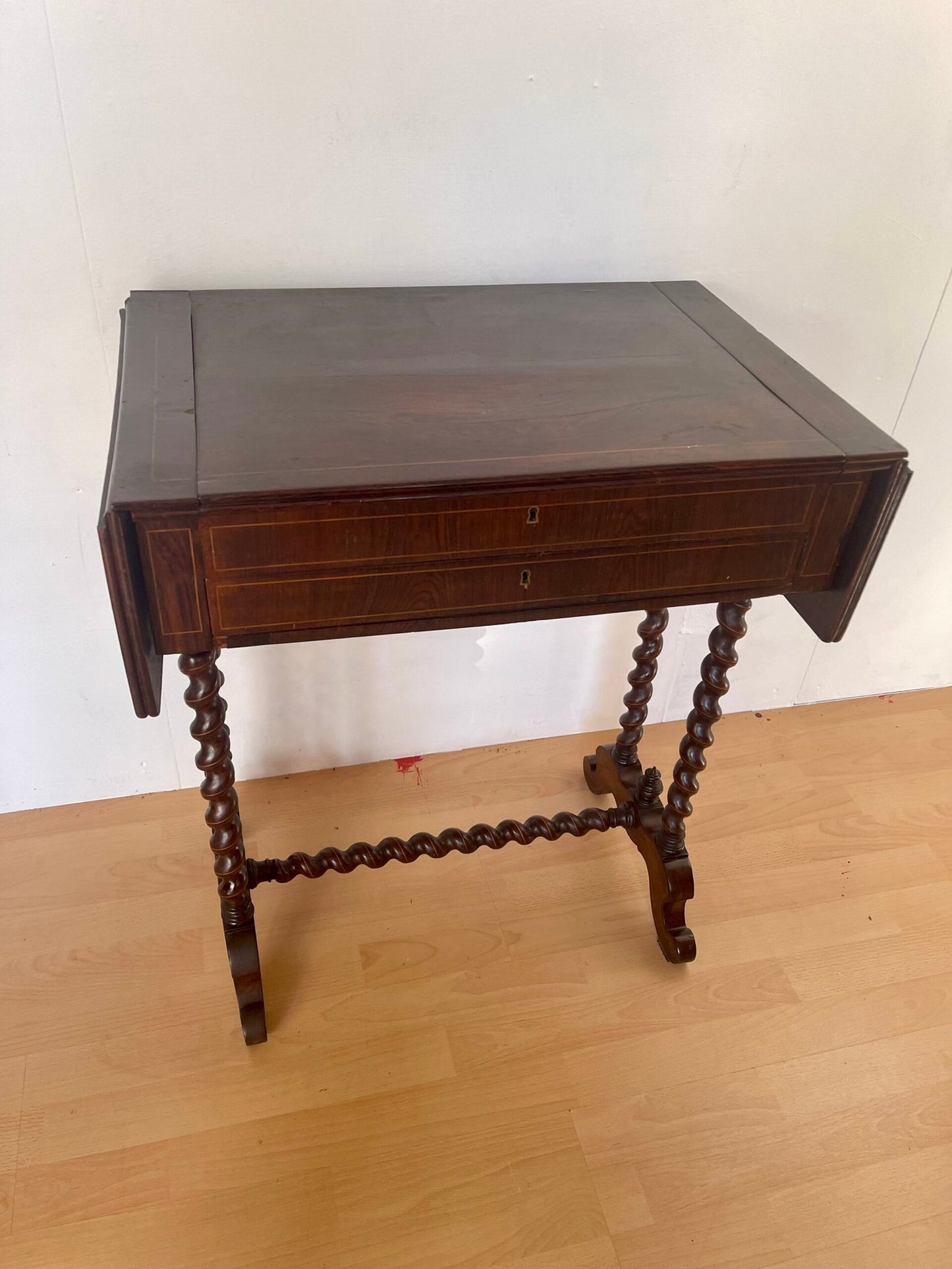 Tavolino scrittoio con gambe tornite a rocchetto