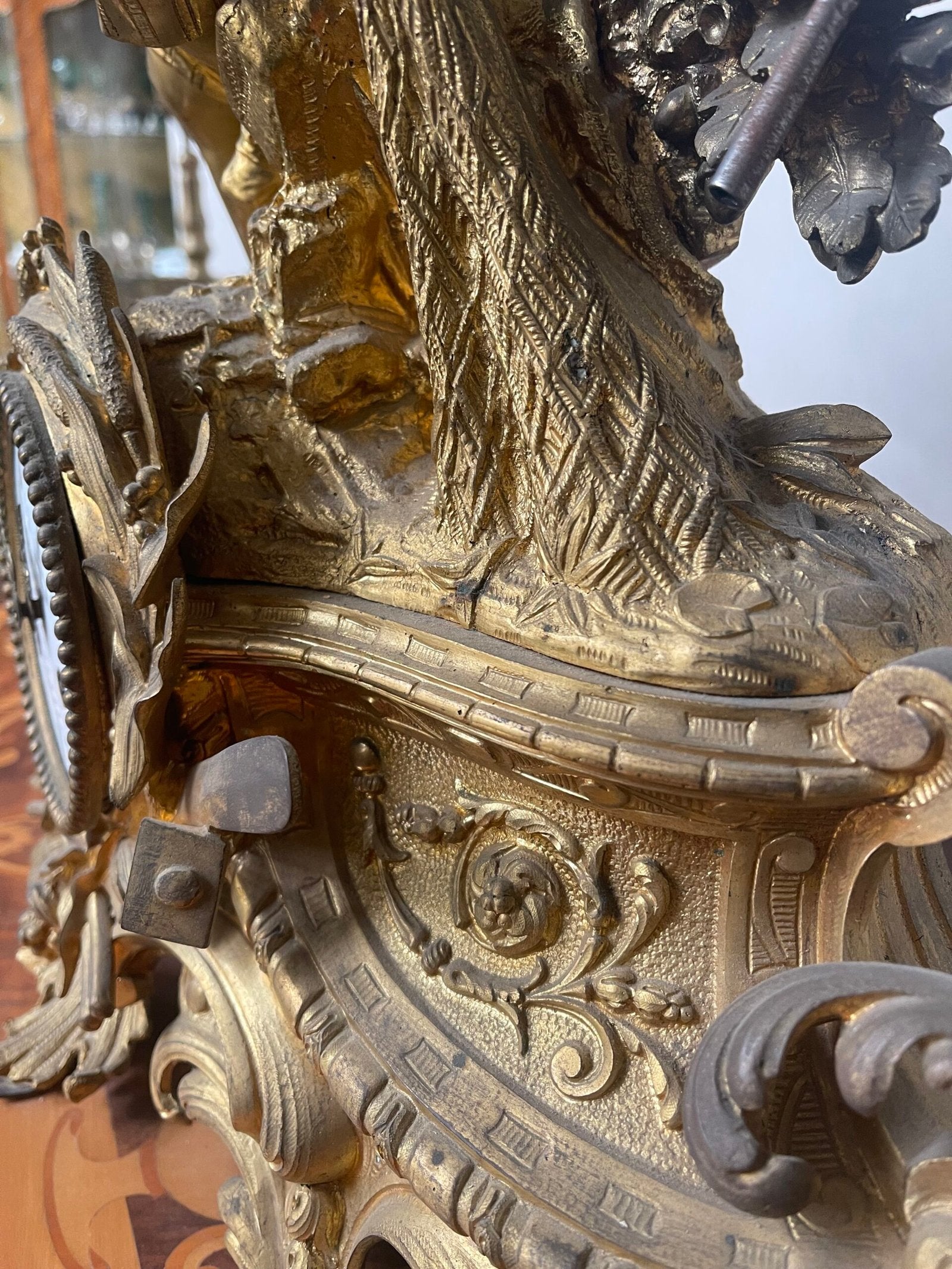 Sontuoso orologio da tavolo in Bronzo Dorato con Scultura di Fanciullo