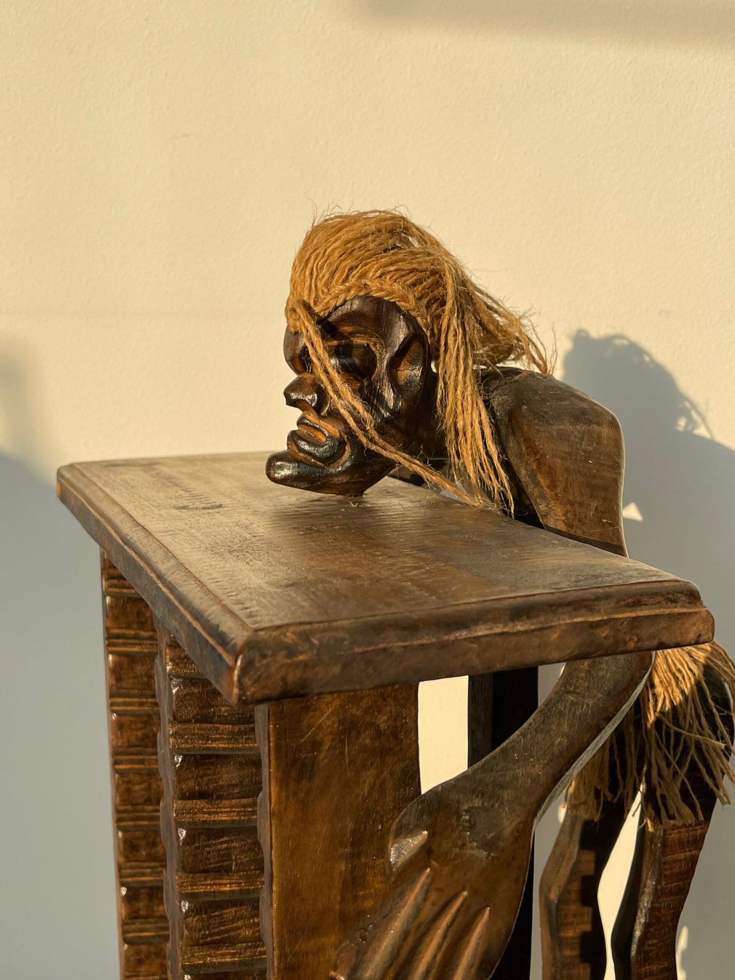 Portaombrelli Africano Intagliato con Figura Tribale