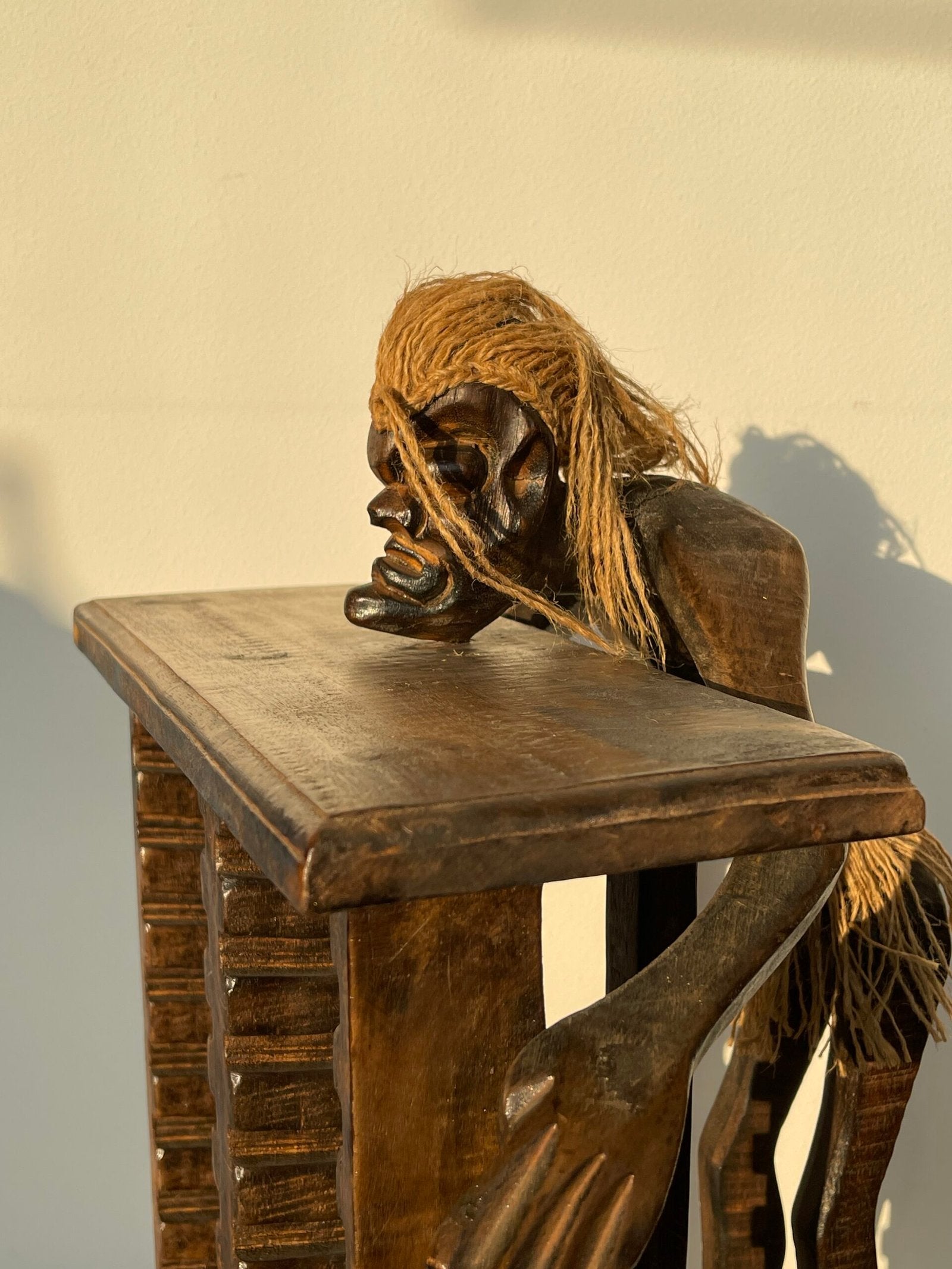 Portaombrelli Africano Intagliato con Figura Tribale