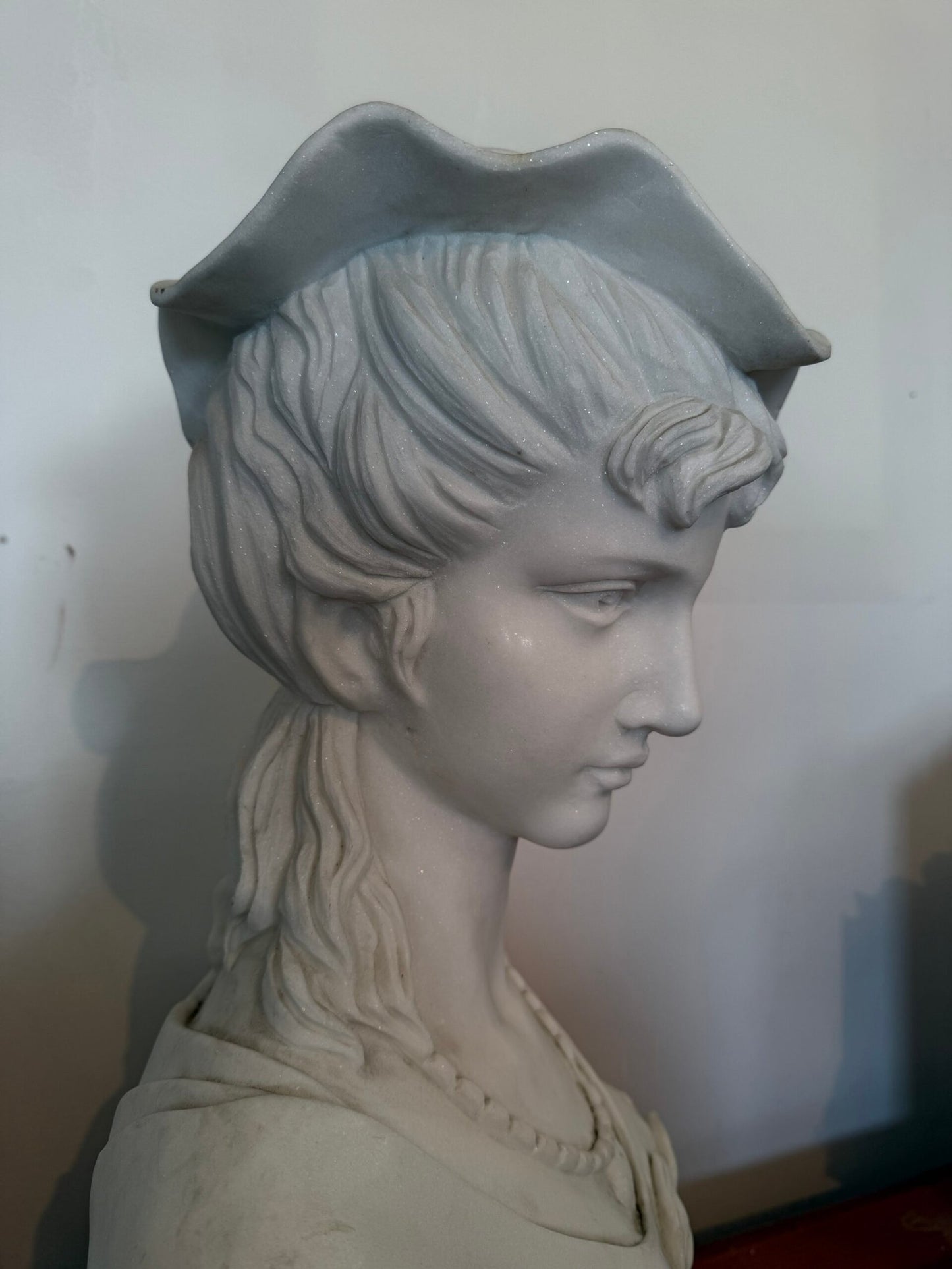 Busto Scultoreo in Marmo – Donna con Cappello in Stile Liberty