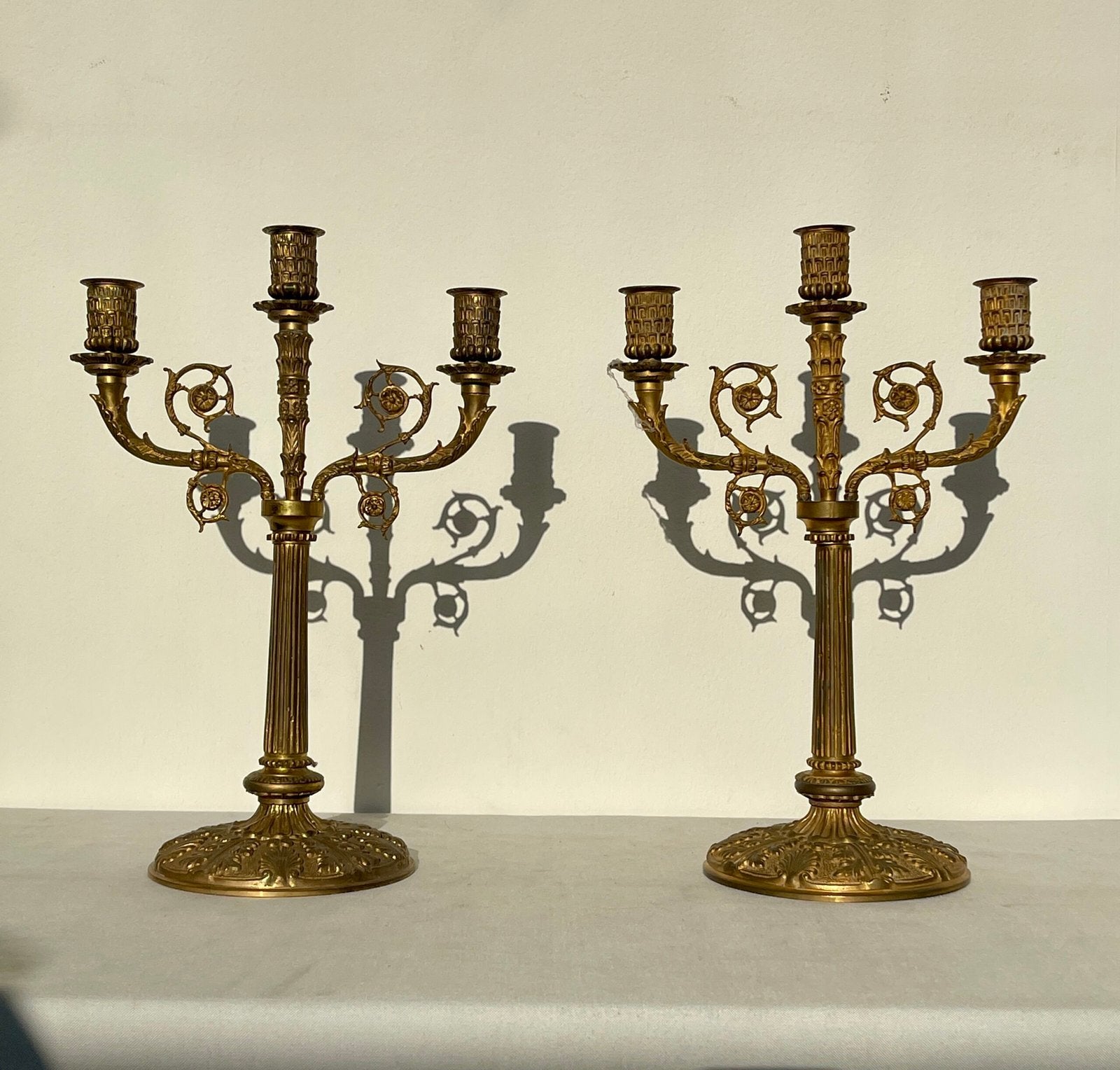 Elegante Coppia di Candelabri in Bronzo Dorato