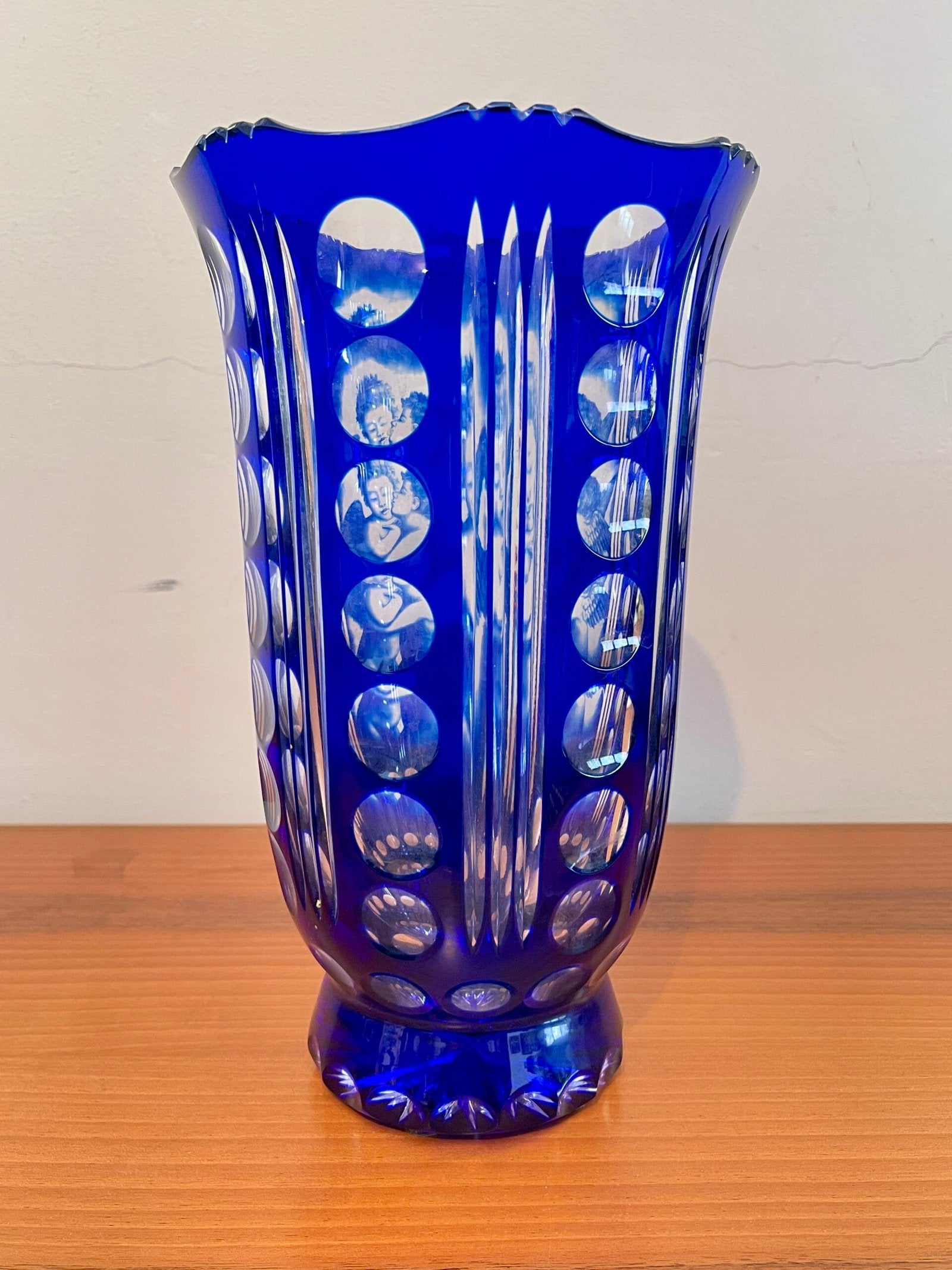 Vaso in Cristallo Blu con Intagli e Dettagli Cherubini – Artigianato di Lusso