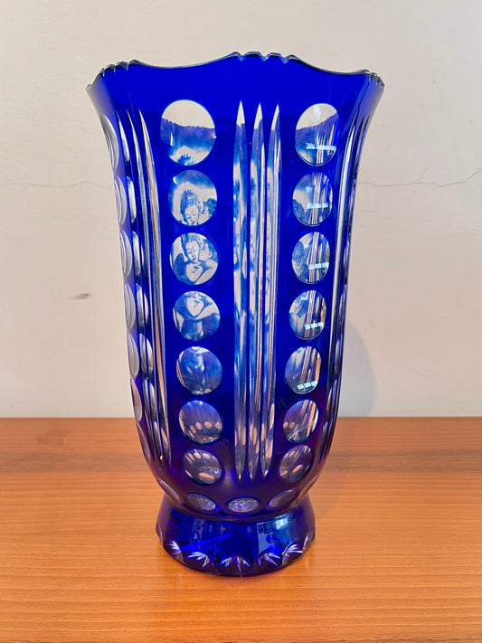 Vaso in Cristallo Blu con Intagli e Dettagli Cherubini – Artigianato di Lusso