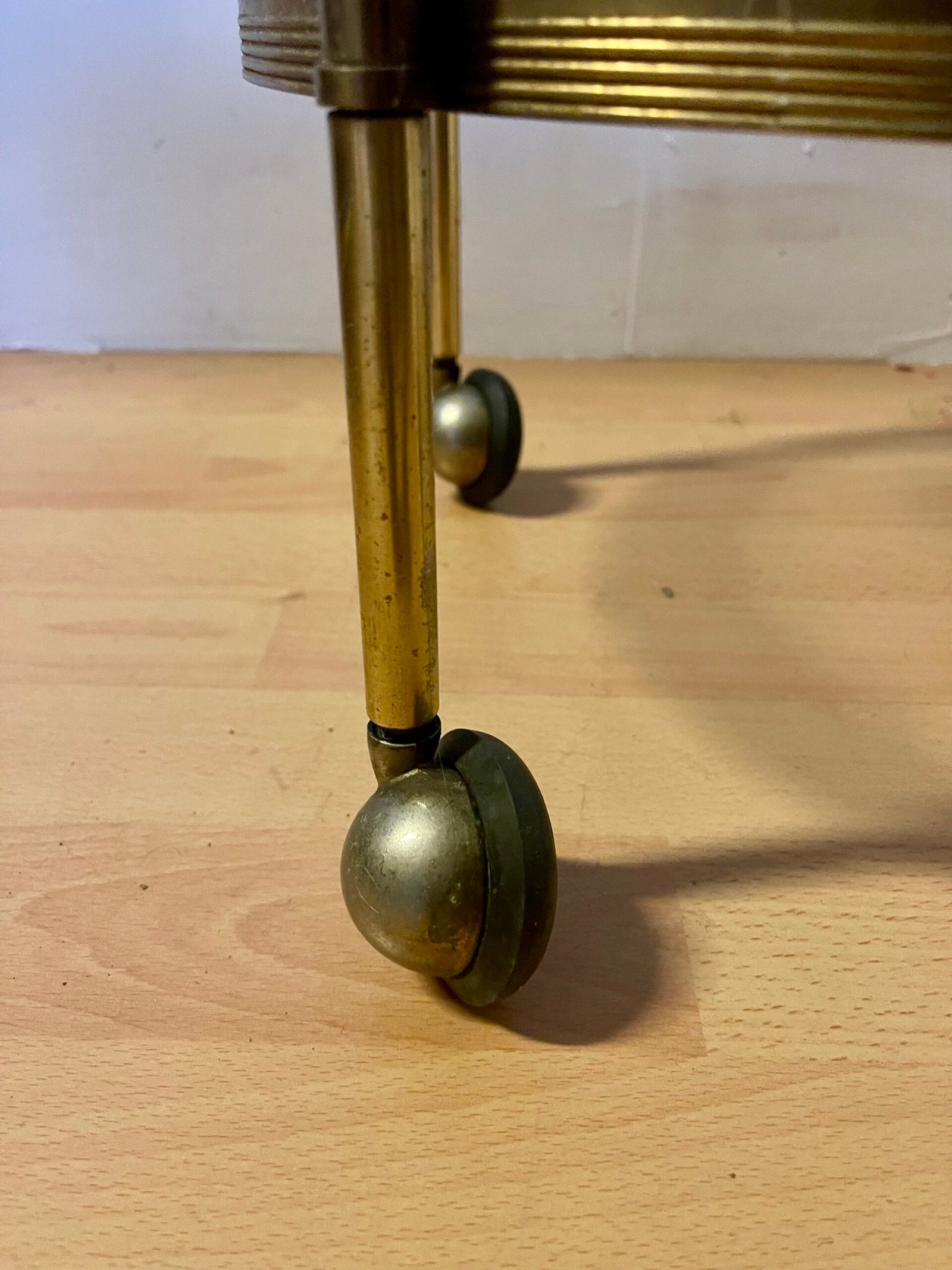 Carrello da tè o bar in ottone e vetro