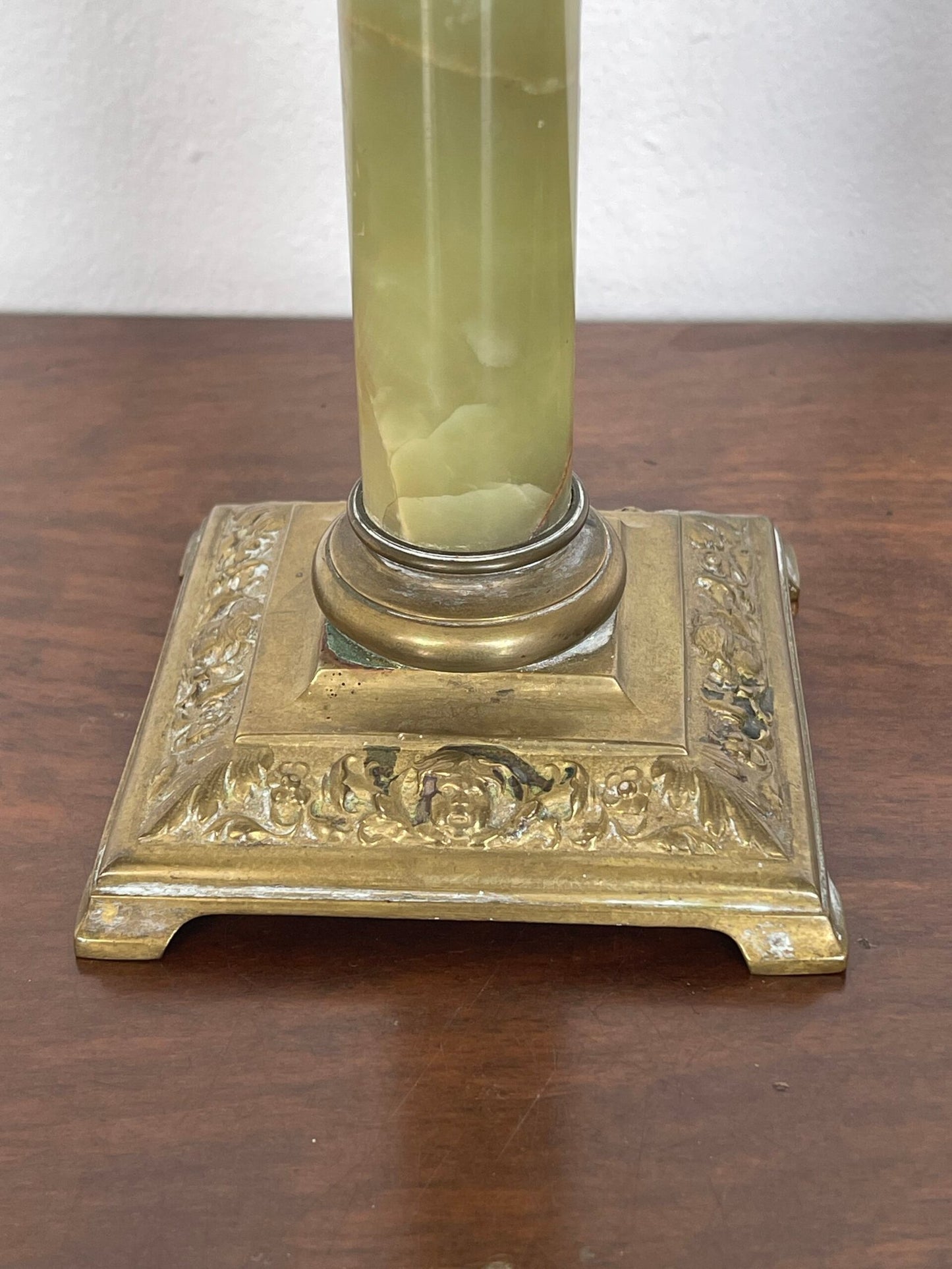 Elegante coppia di candelabri in stile neoclassico, con una base solida in bronzo dorato e colonne in marmo