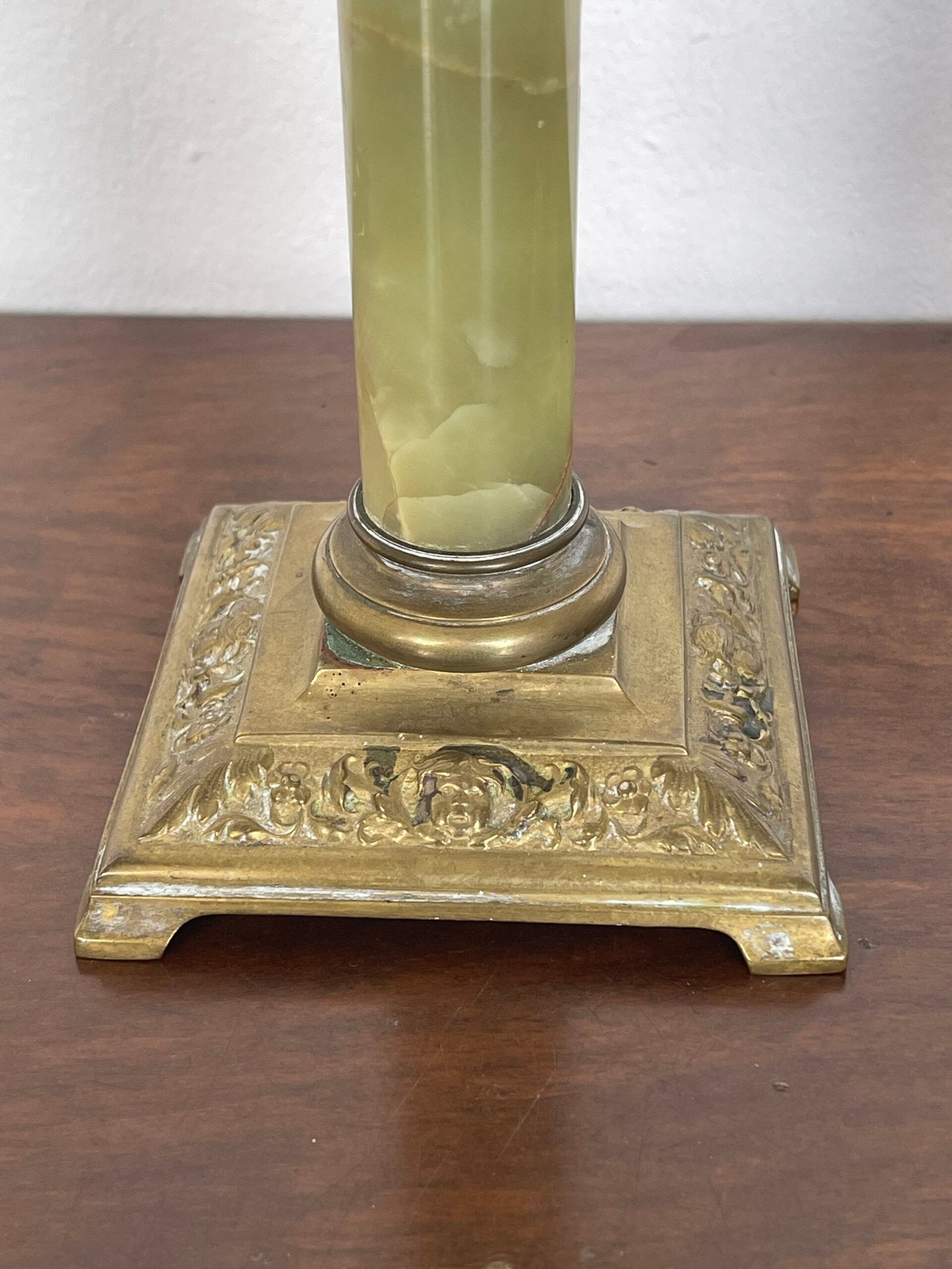 Elegante coppia di candelabri in stile neoclassico, con una base solida in bronzo dorato e colonne in marmo