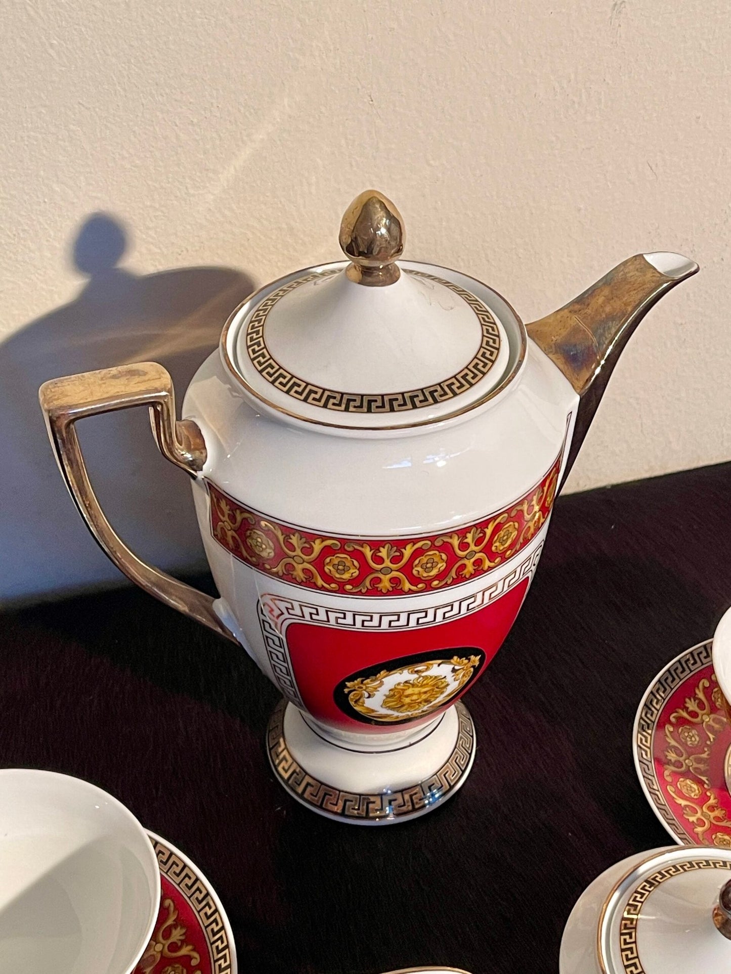 Servizio da Tè/Caffè Versailles in Porcellana Fine – Decoro Rosso e Oro Stile Classico