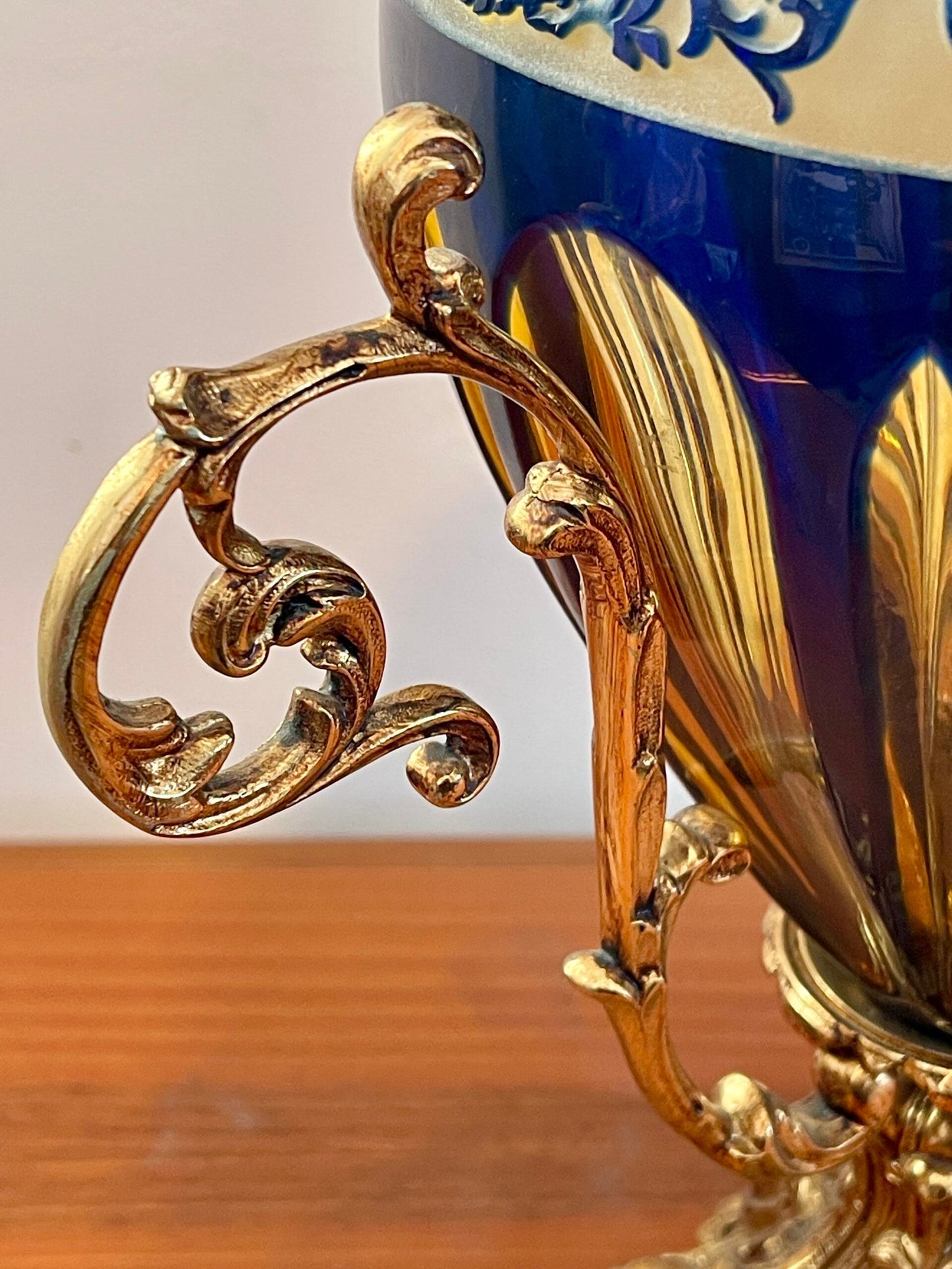Anfora Decorativa in Cristallo Blu Cobalto e Oro – Stile Versailles