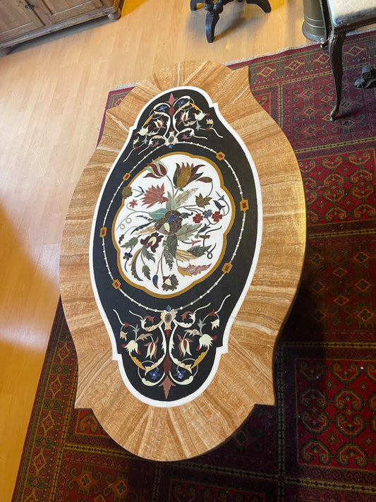 Tavolino ovale in marmo con intarsi floreali