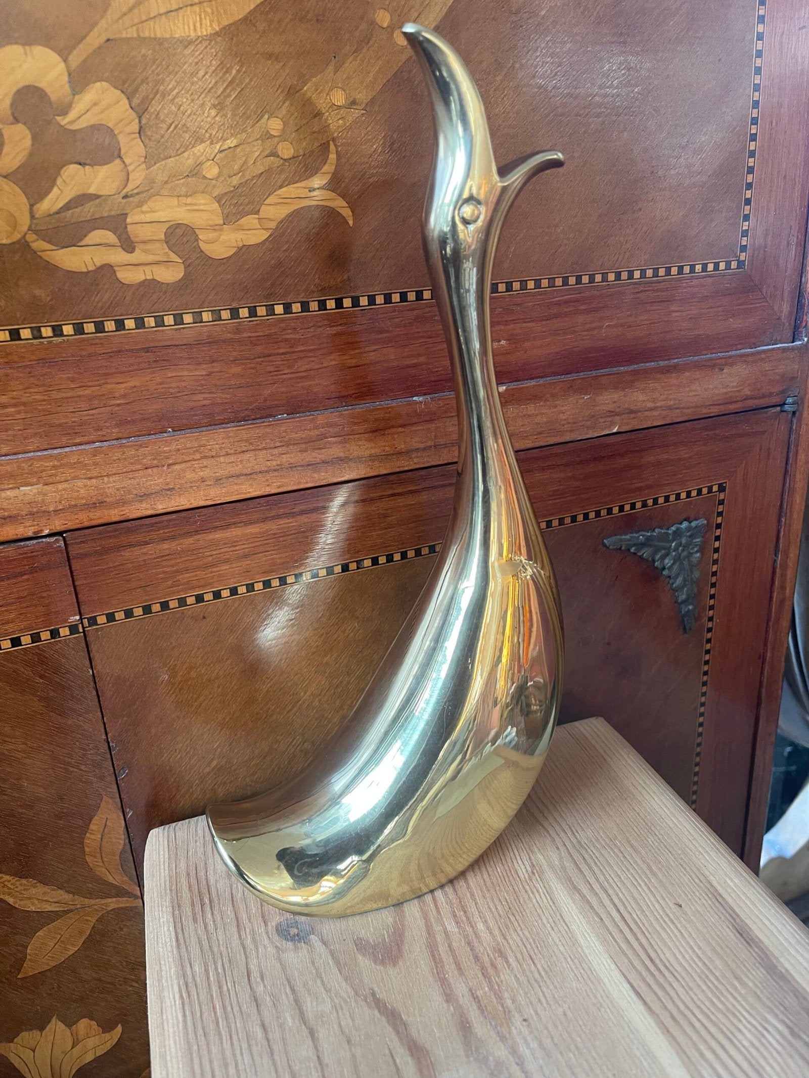 Scultura Decorativa "Cigno Strizzato" in Ottone Massiccio