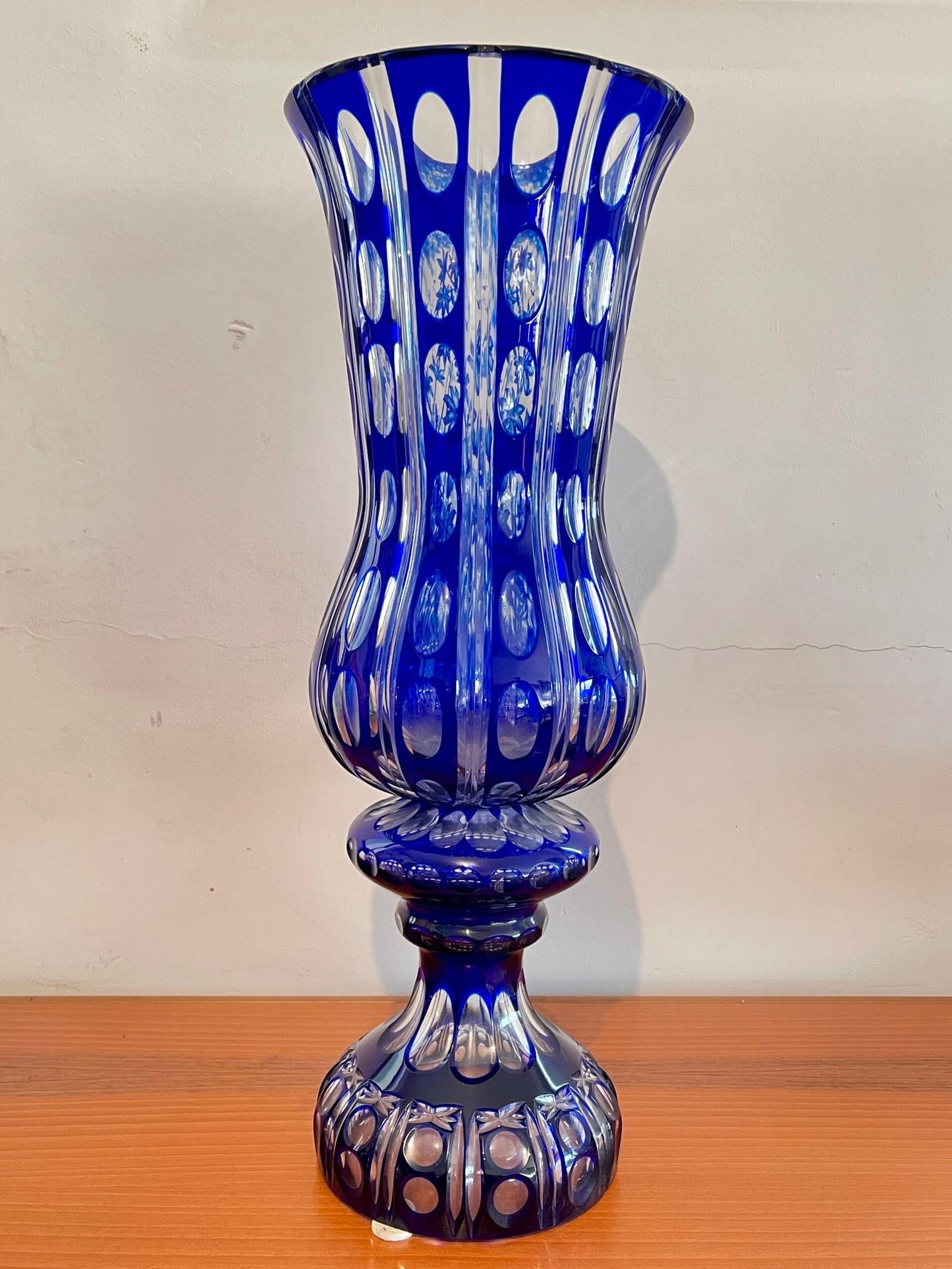 Vaso in Cristallo Blu Art Deco Inciso con Motivi Floreali