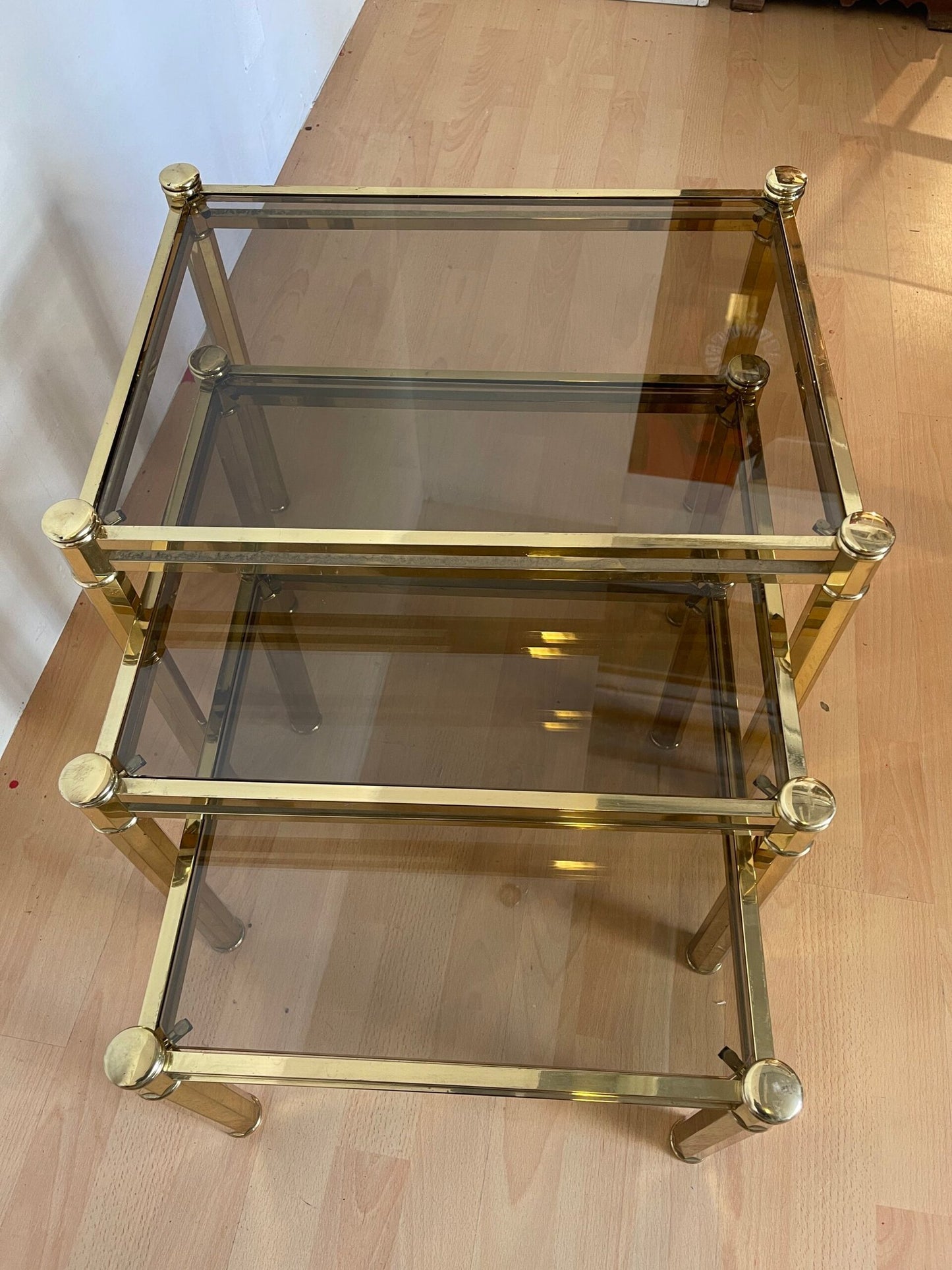 Set di Tavolini Impilabili Vintage in Ottone e Vetro