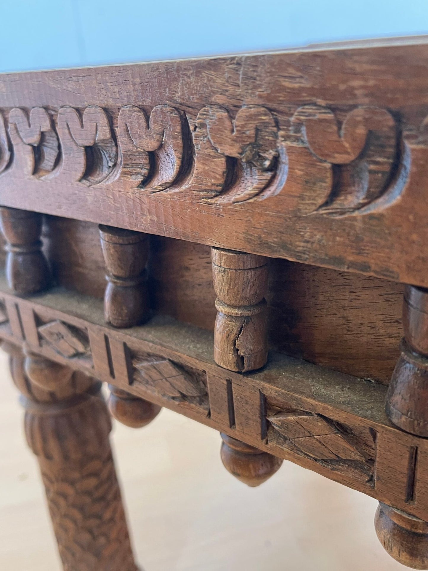 avolino etnico intagliato in legno massello con inserti in ottone