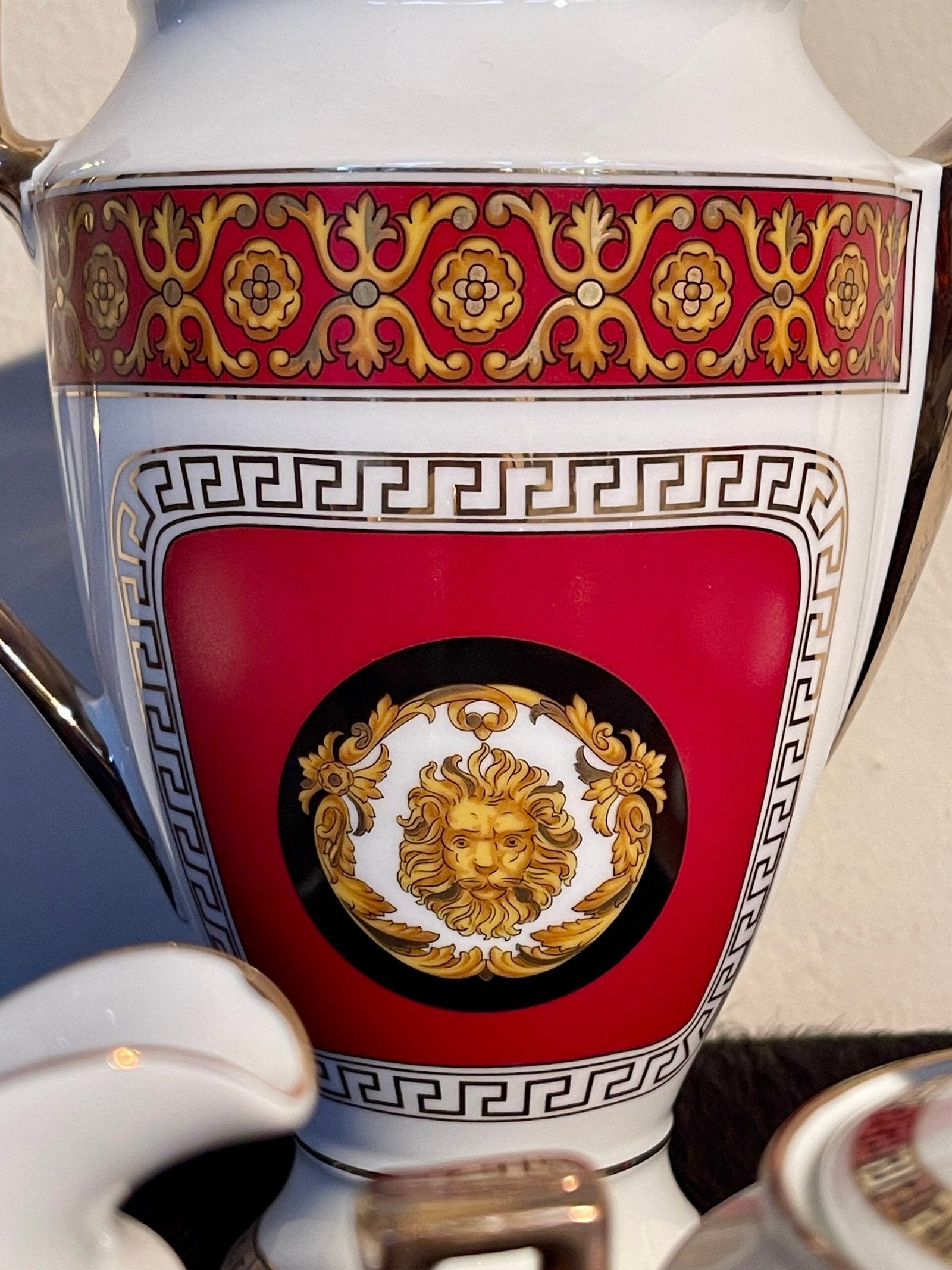 Servizio da Tè/Caffè Versailles in Porcellana Fine – Decoro Rosso e Oro Stile Classico