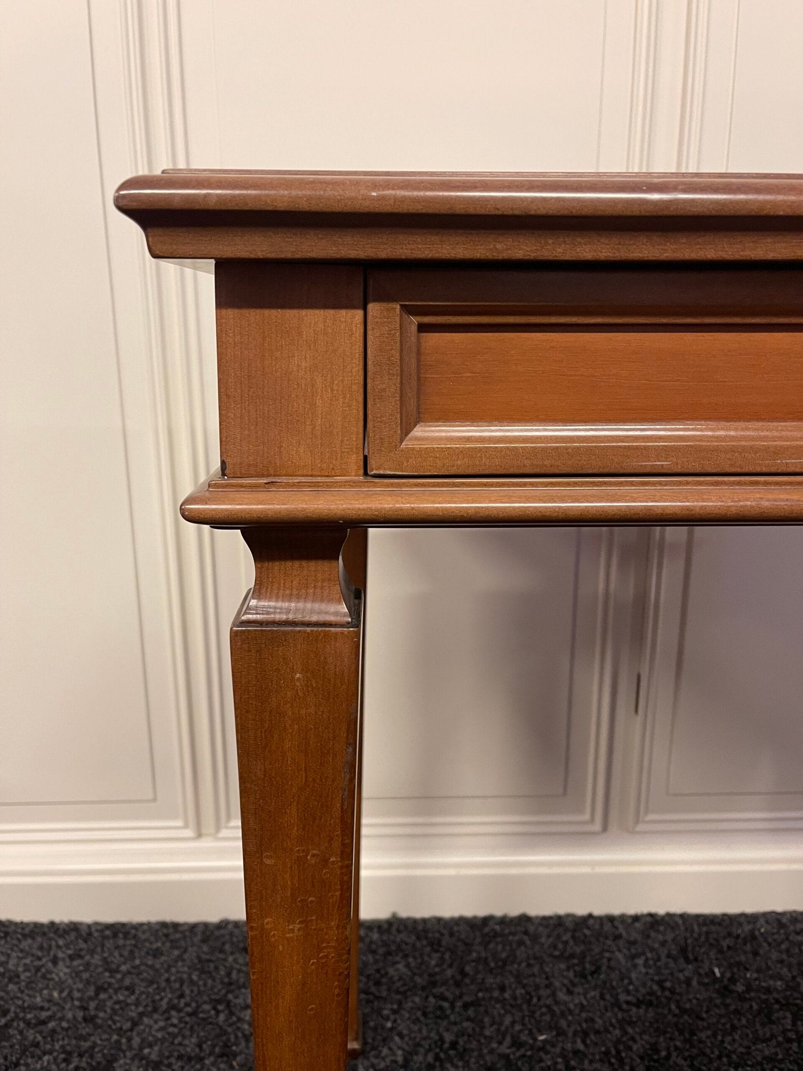 Tavolino in legno con cassetto – stile classico